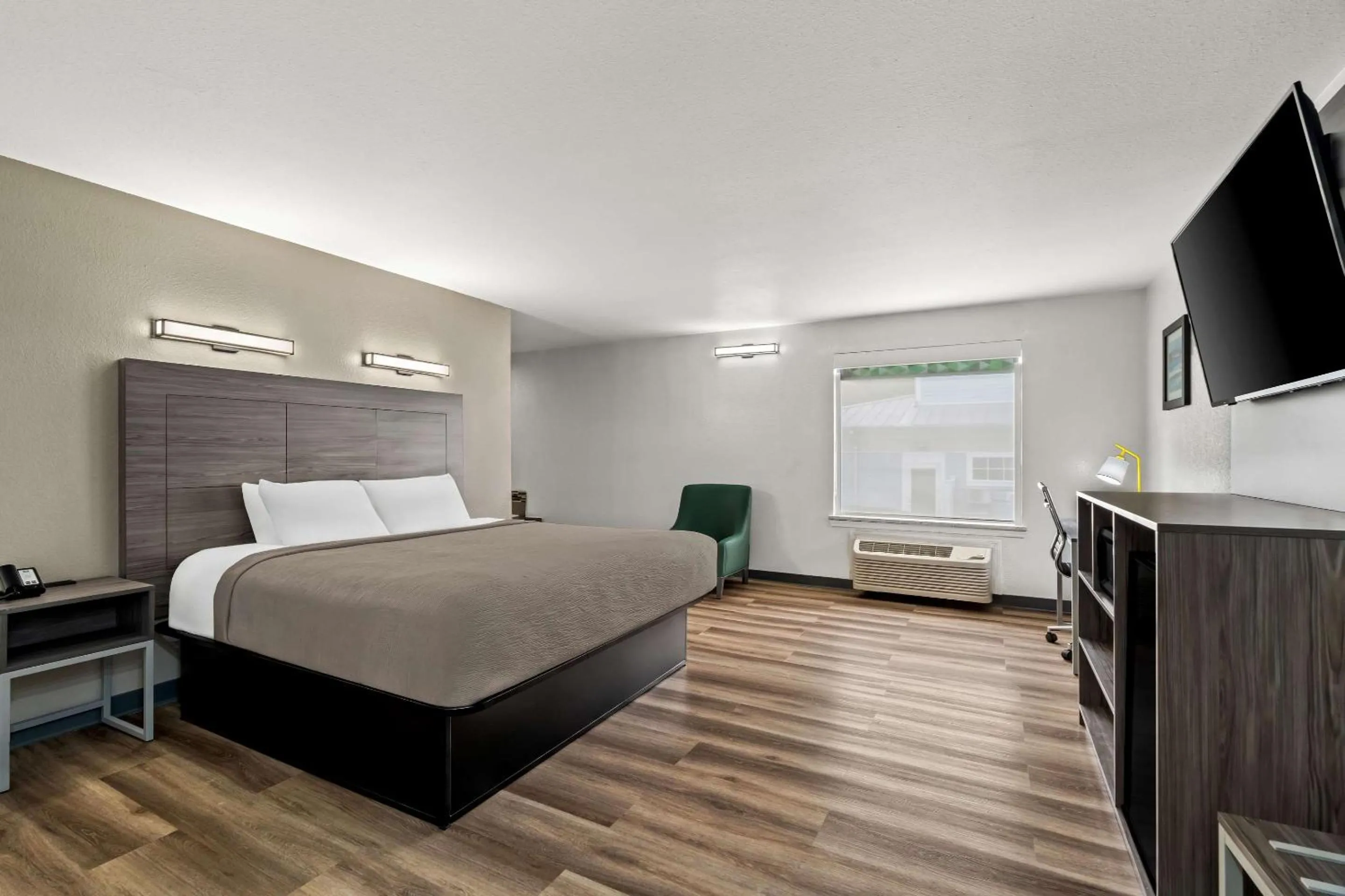 Bedroom, Bed in Quality Inn & Suites Biloxi - Ocean Springs