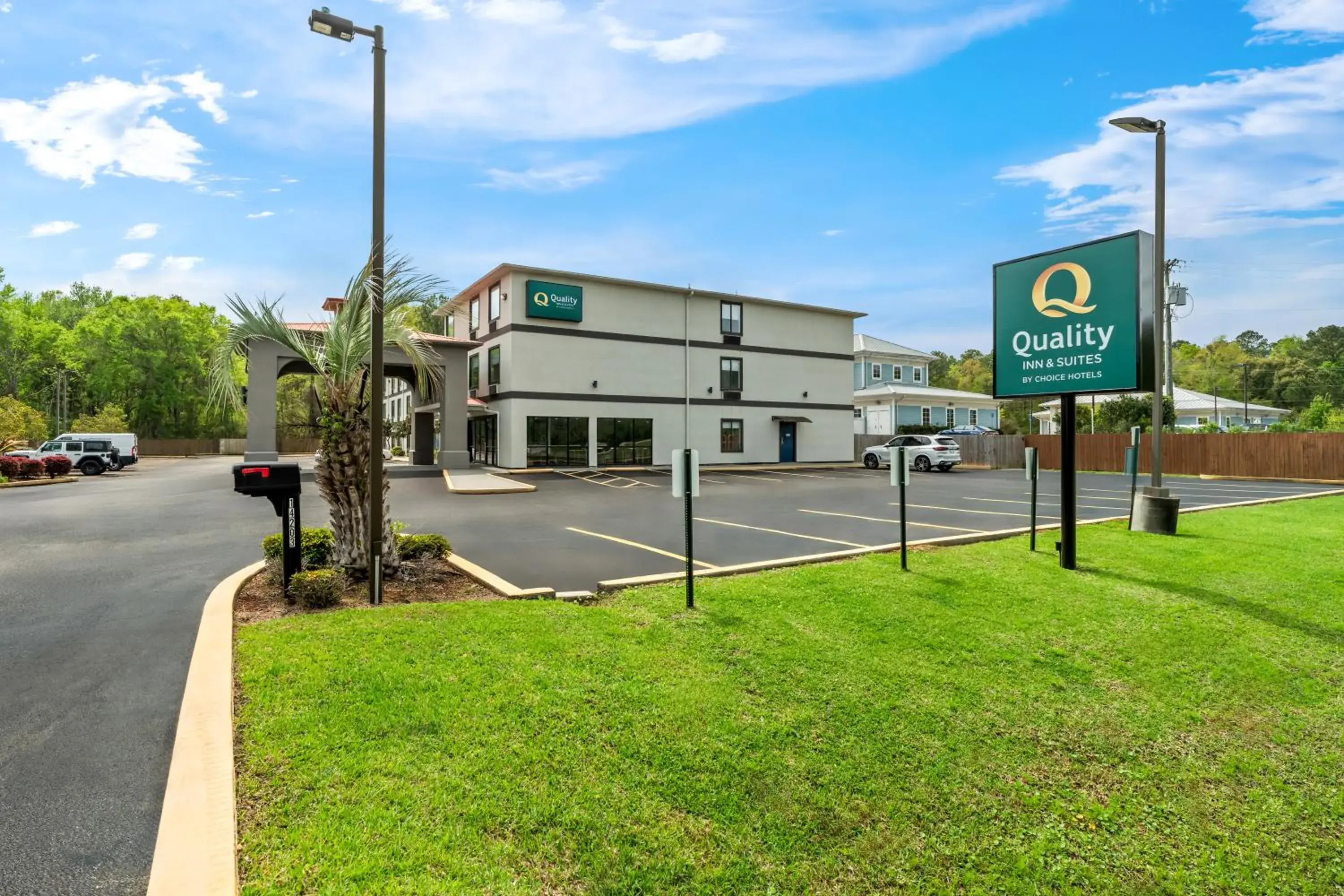 Property building in Quality Inn & Suites Biloxi - Ocean Springs Property building in Quality Inn & Suites Biloxi - Ocean Springs