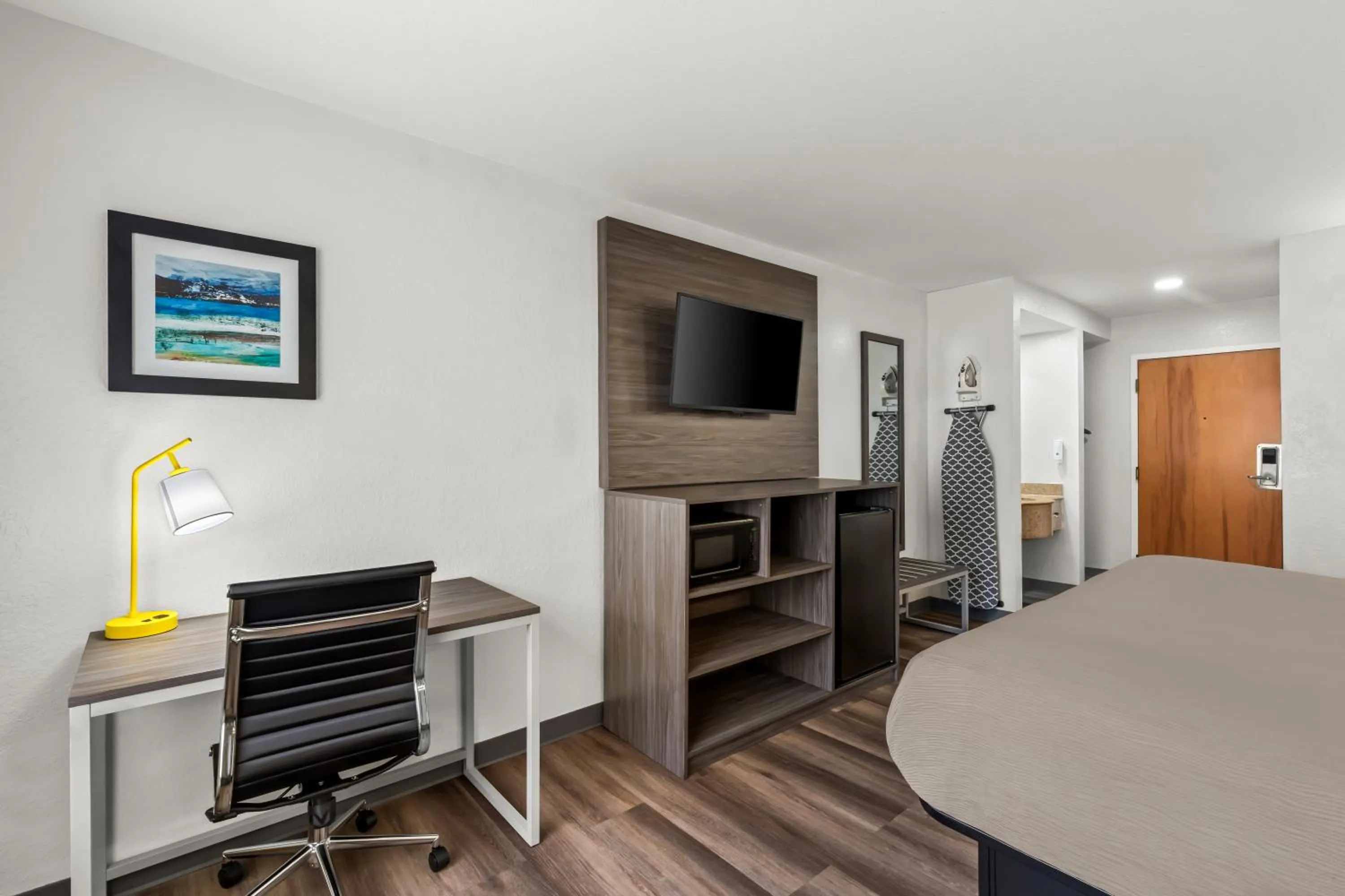 TV and multimedia, Bed in Quality Inn & Suites Biloxi - Ocean Springs