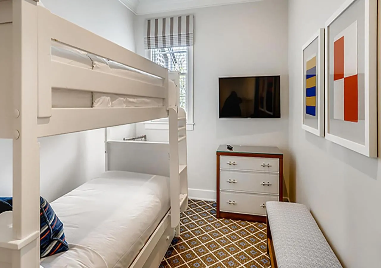 Bedroom, Bed in Harbor View Hotel