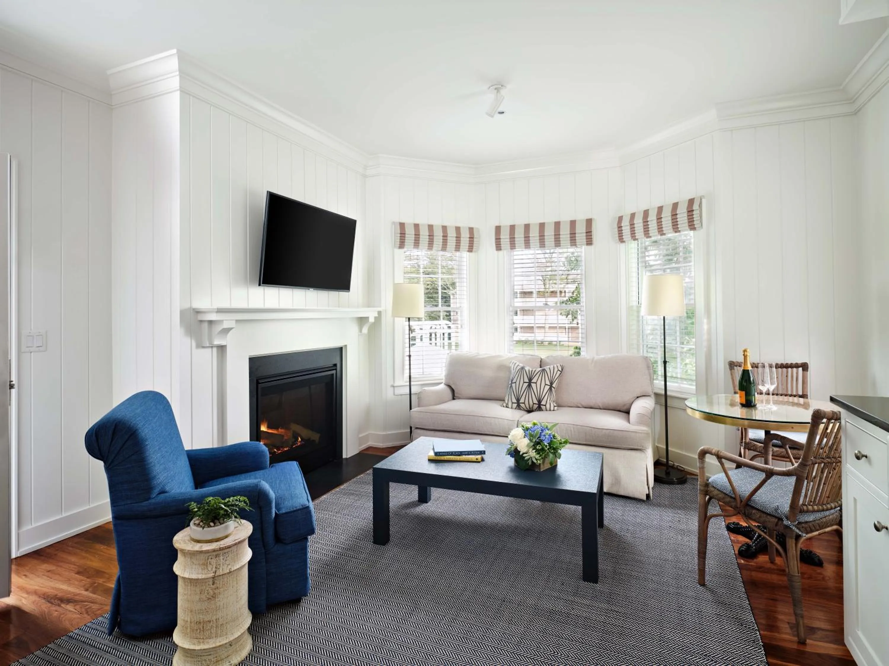 Living room, Bed in Harbor View Hotel