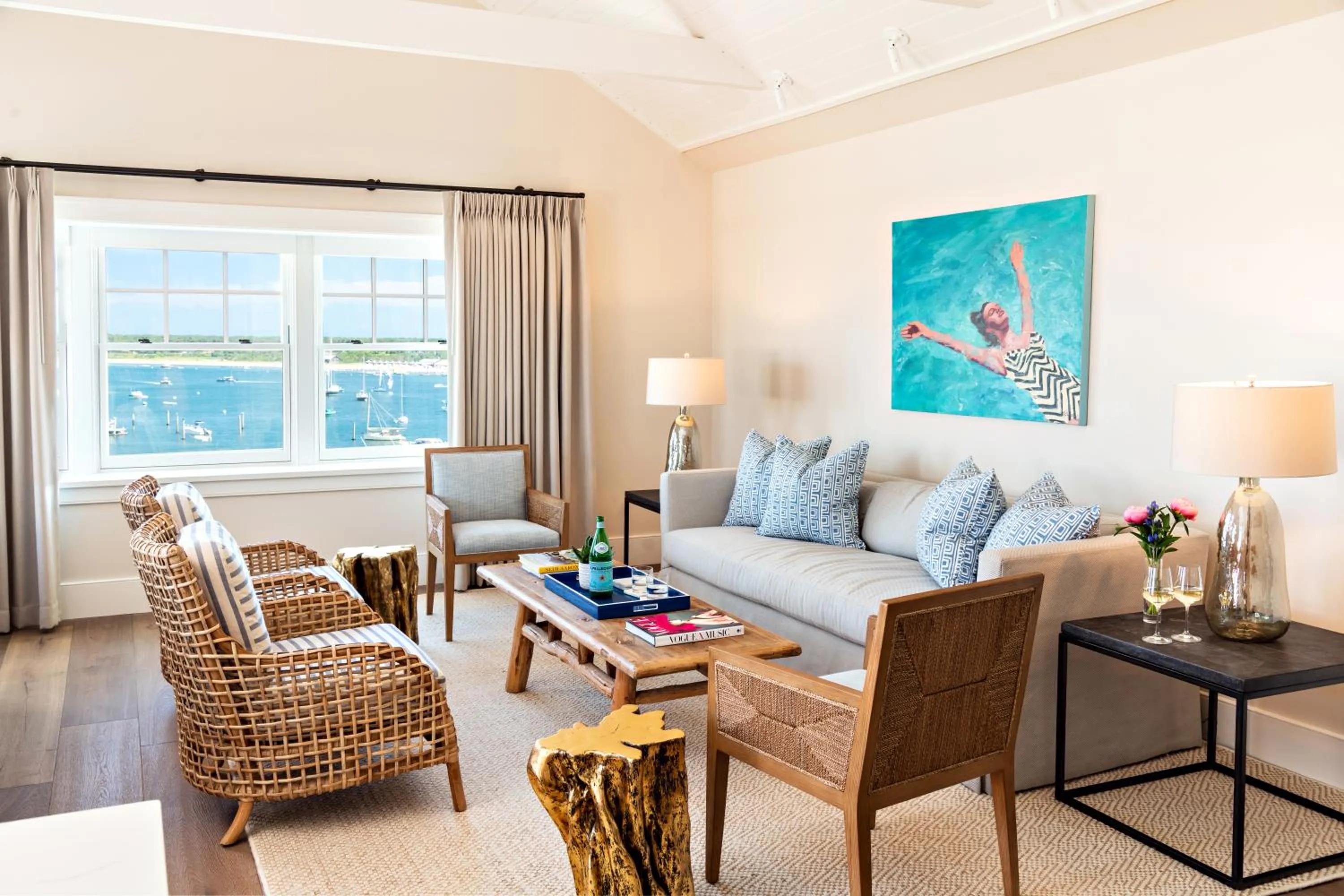 Living room in Harbor View Hotel