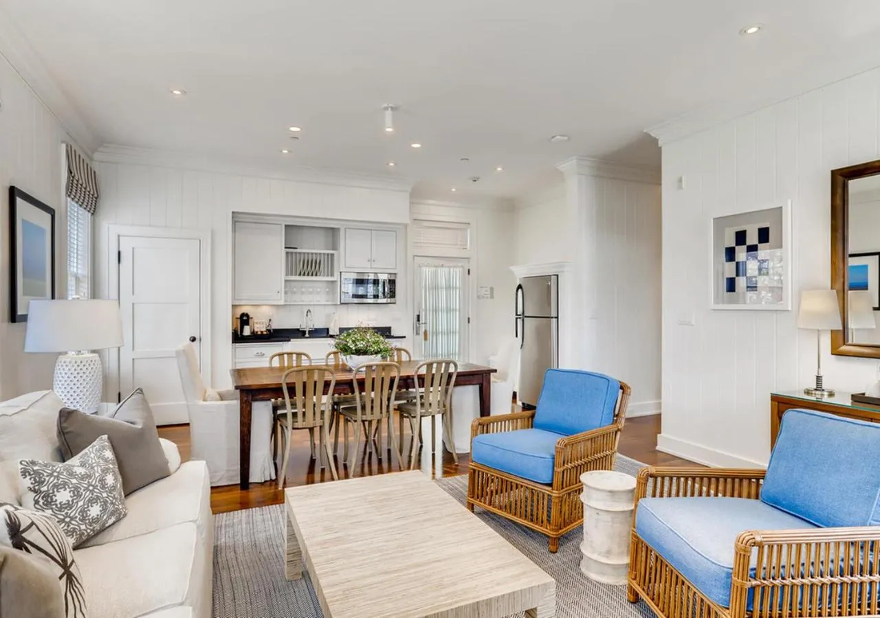 Living room in Harbor View Hotel