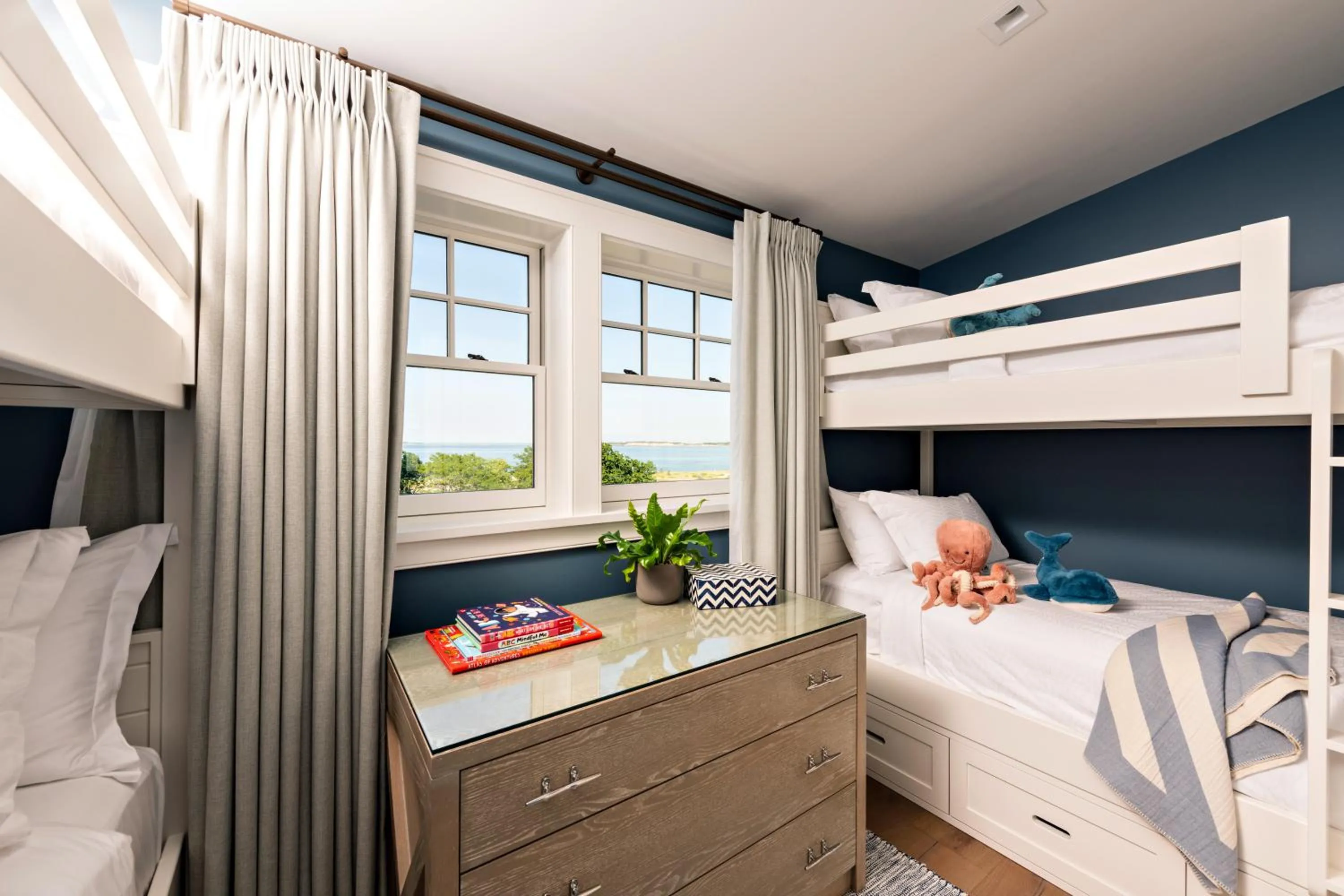 Bedroom, Bed in Harbor View Hotel