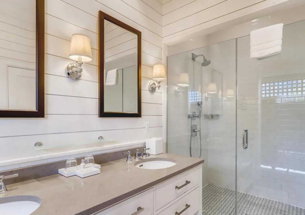 Bathroom in Harbor View Hotel