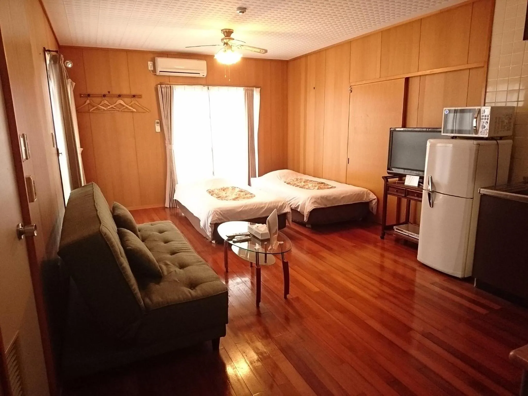 Living room, Bed in Kokusai Towns Inn