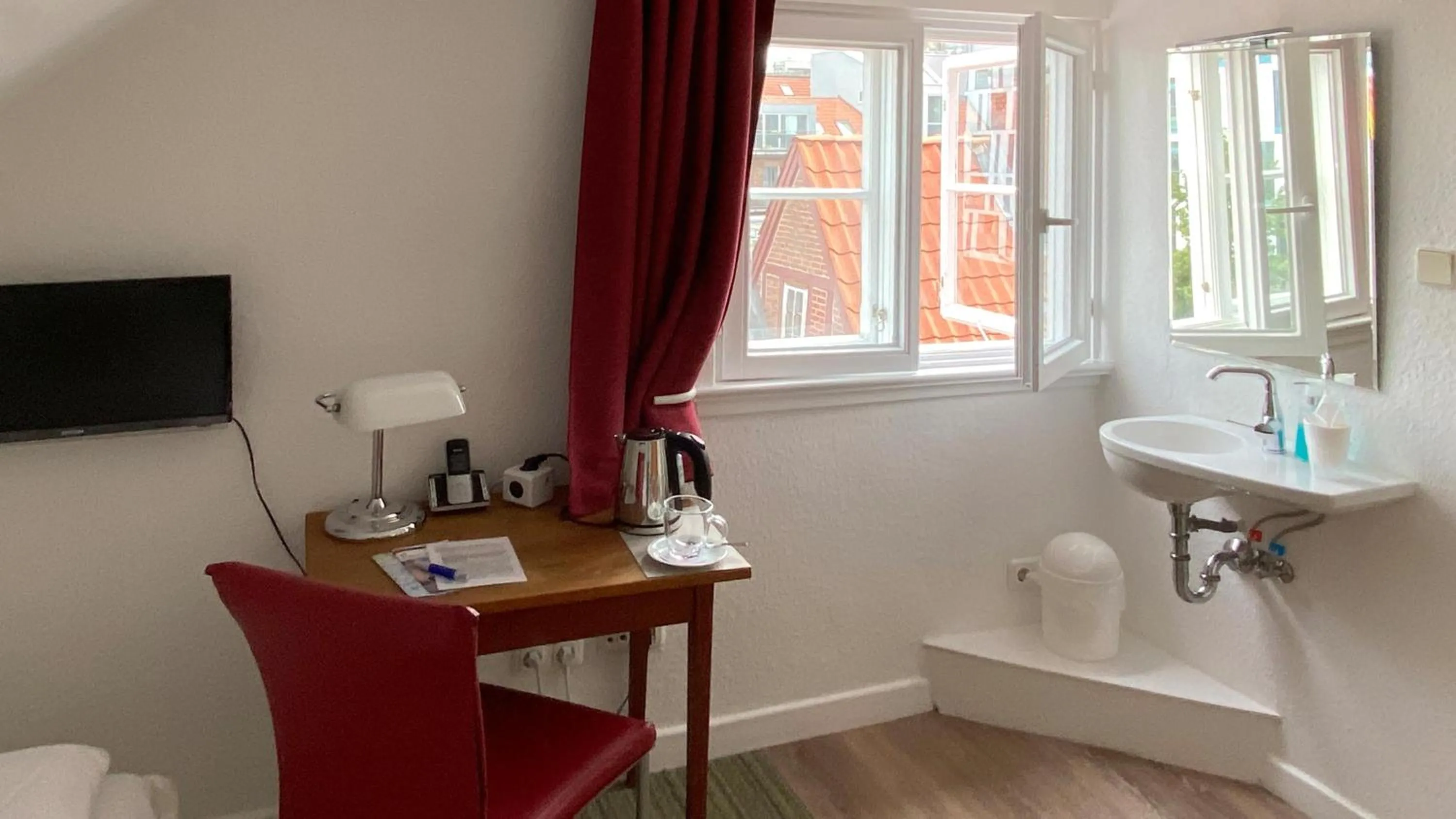 TV and multimedia in Frauenhotel Hanseatin - Women Only