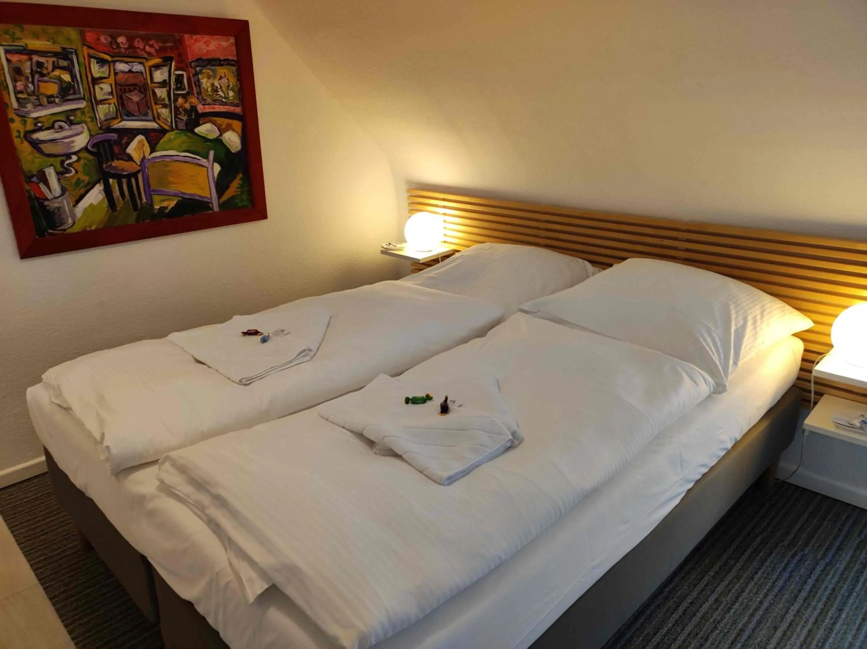 Photo of the whole room, Bed in Frauenhotel Hanseatin - Women Only
