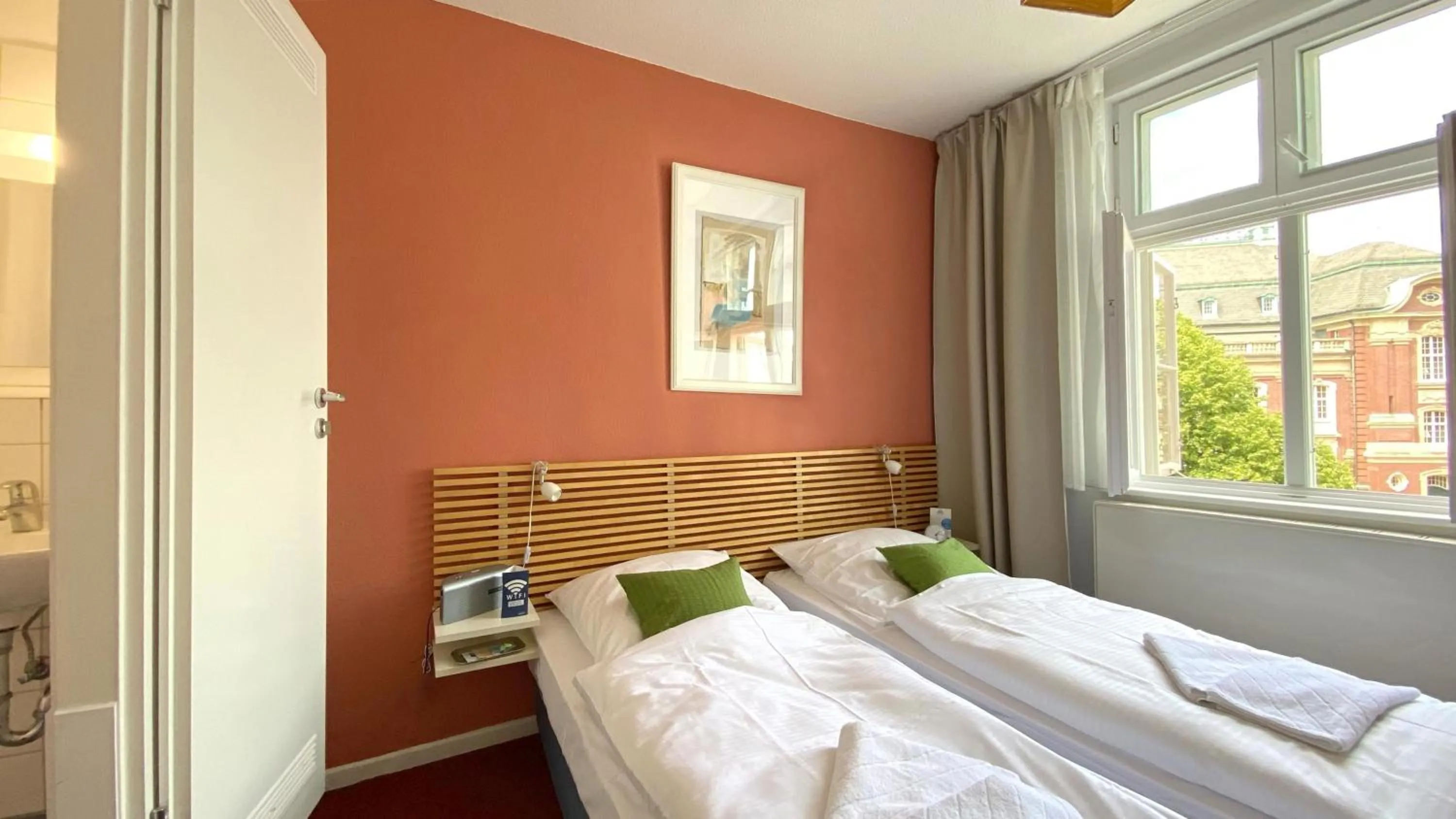 Shower, Bed in Frauenhotel Hanseatin - Women Only