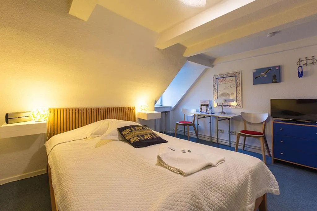 Photo of the whole room, Bed in Frauenhotel Hanseatin - Women Only