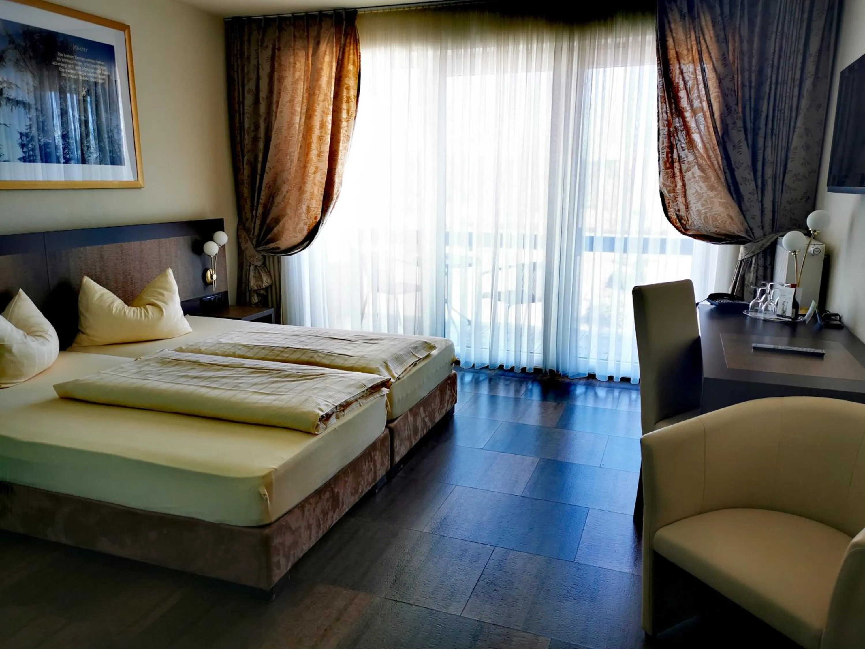 Photo of the whole room, Bed in Hochwälder Wohlfühlhotel