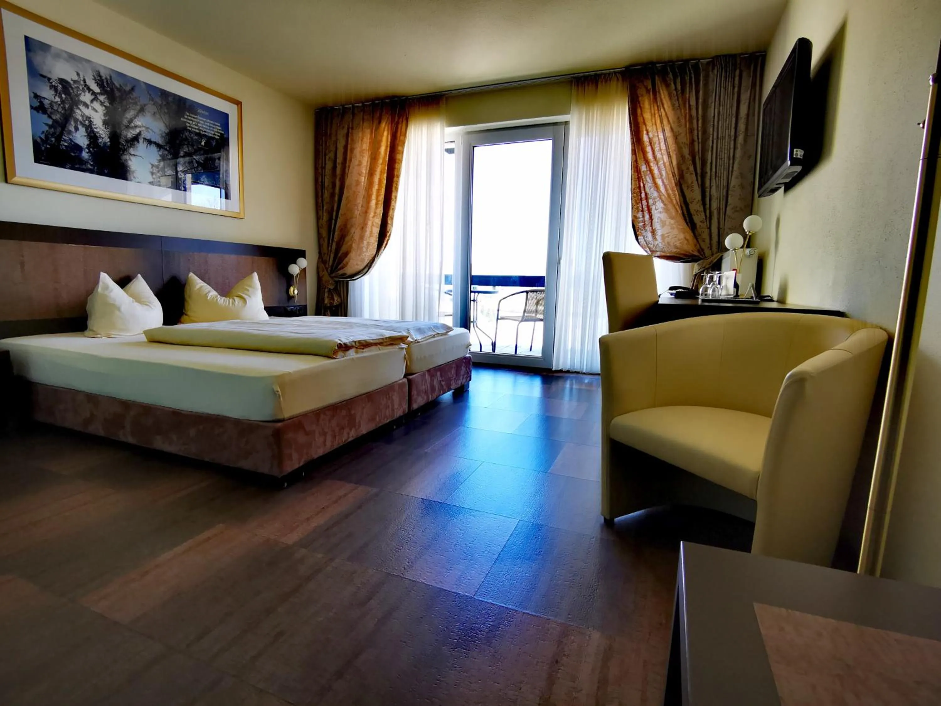 Photo of the whole room, Bed in Hochwälder Wohlfühlhotel