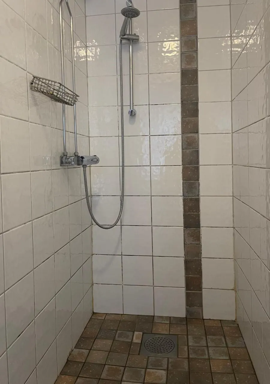 Bathroom in Crafoord Place Hostel