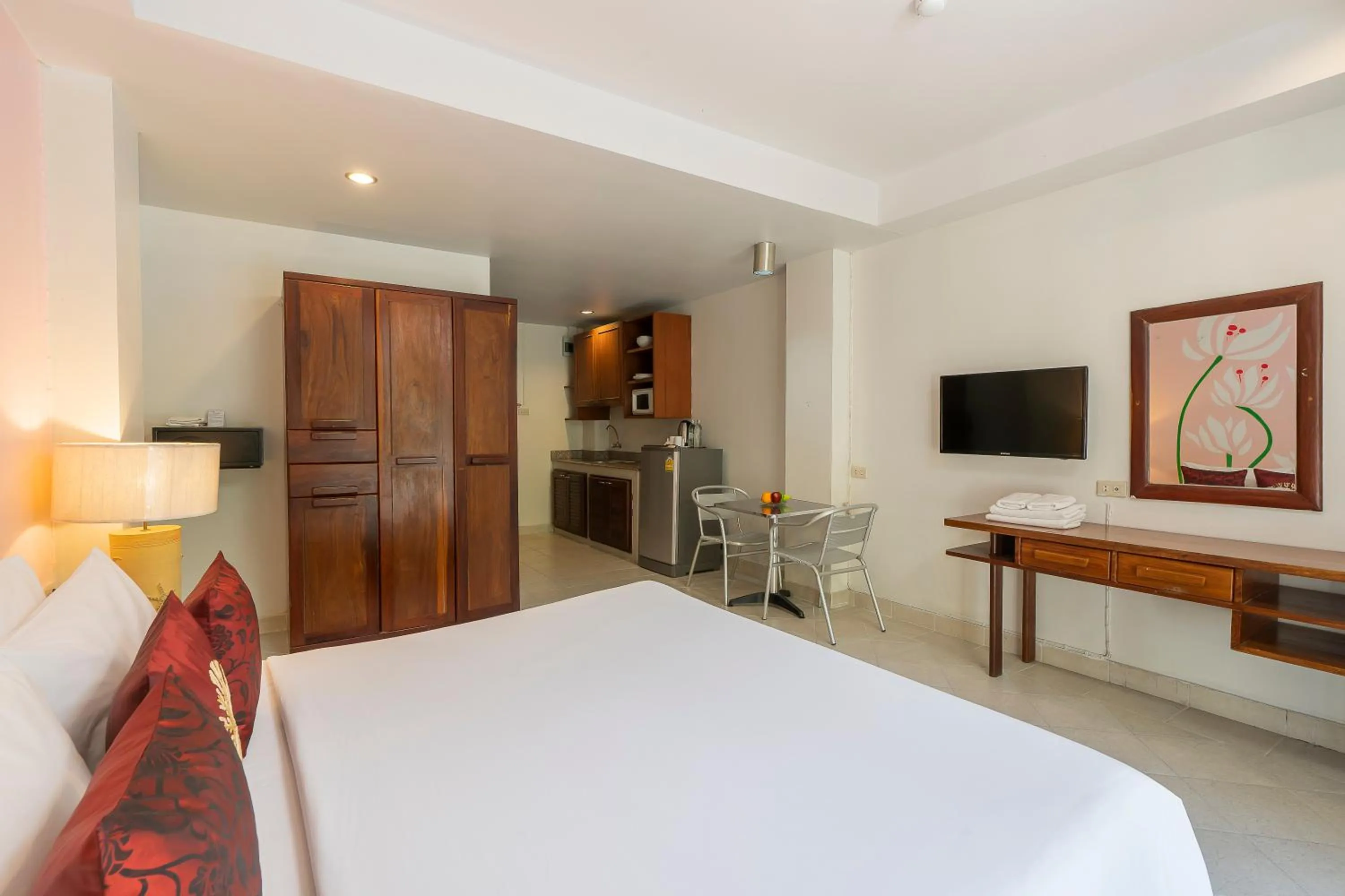 Dining area, Bed in Bella Villa Pattaya 3rd Road