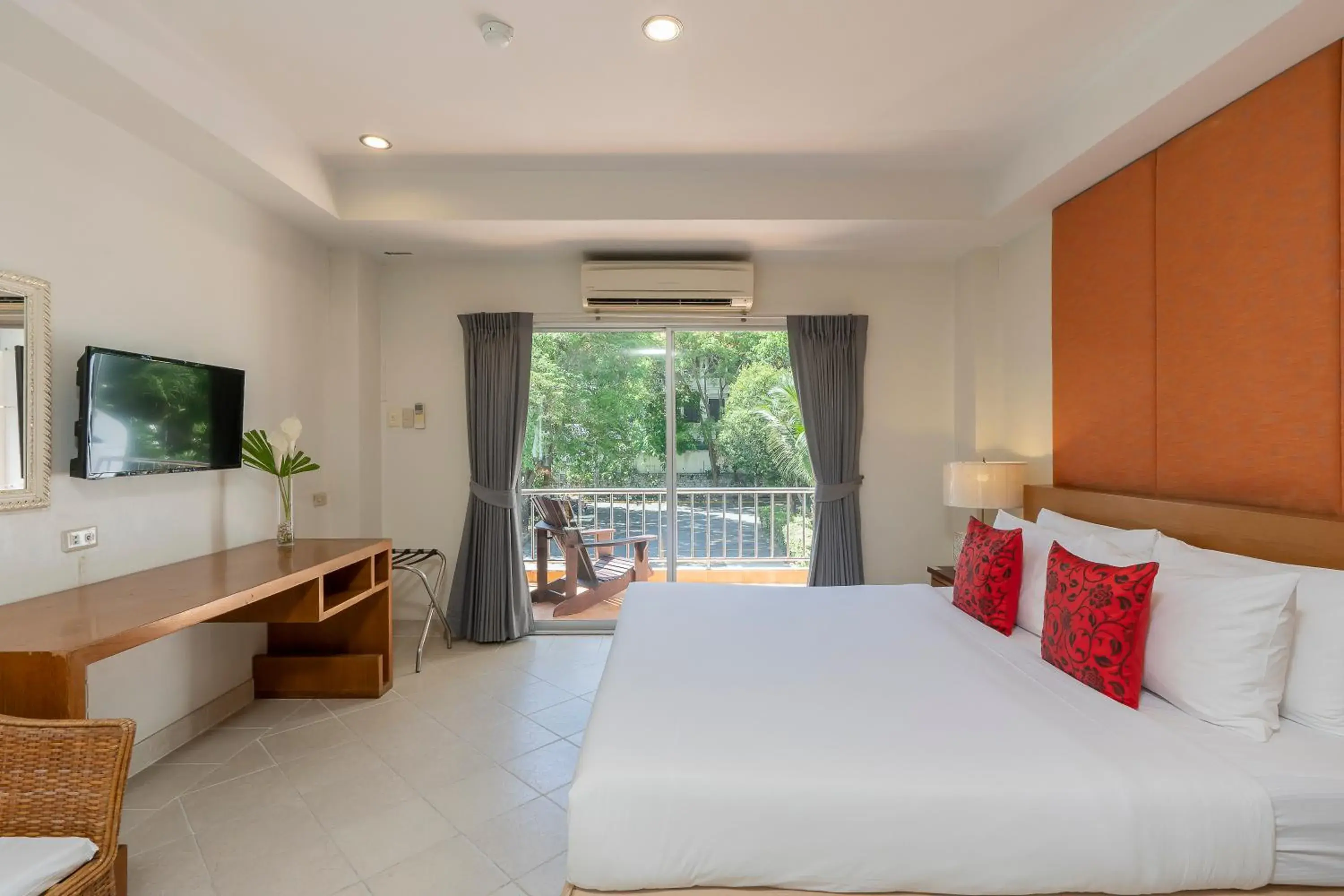Deluxe Double Room in Bella Villa Pattaya 3rd Road Deluxe Double Room in Bella Villa Pattaya 3rd Road