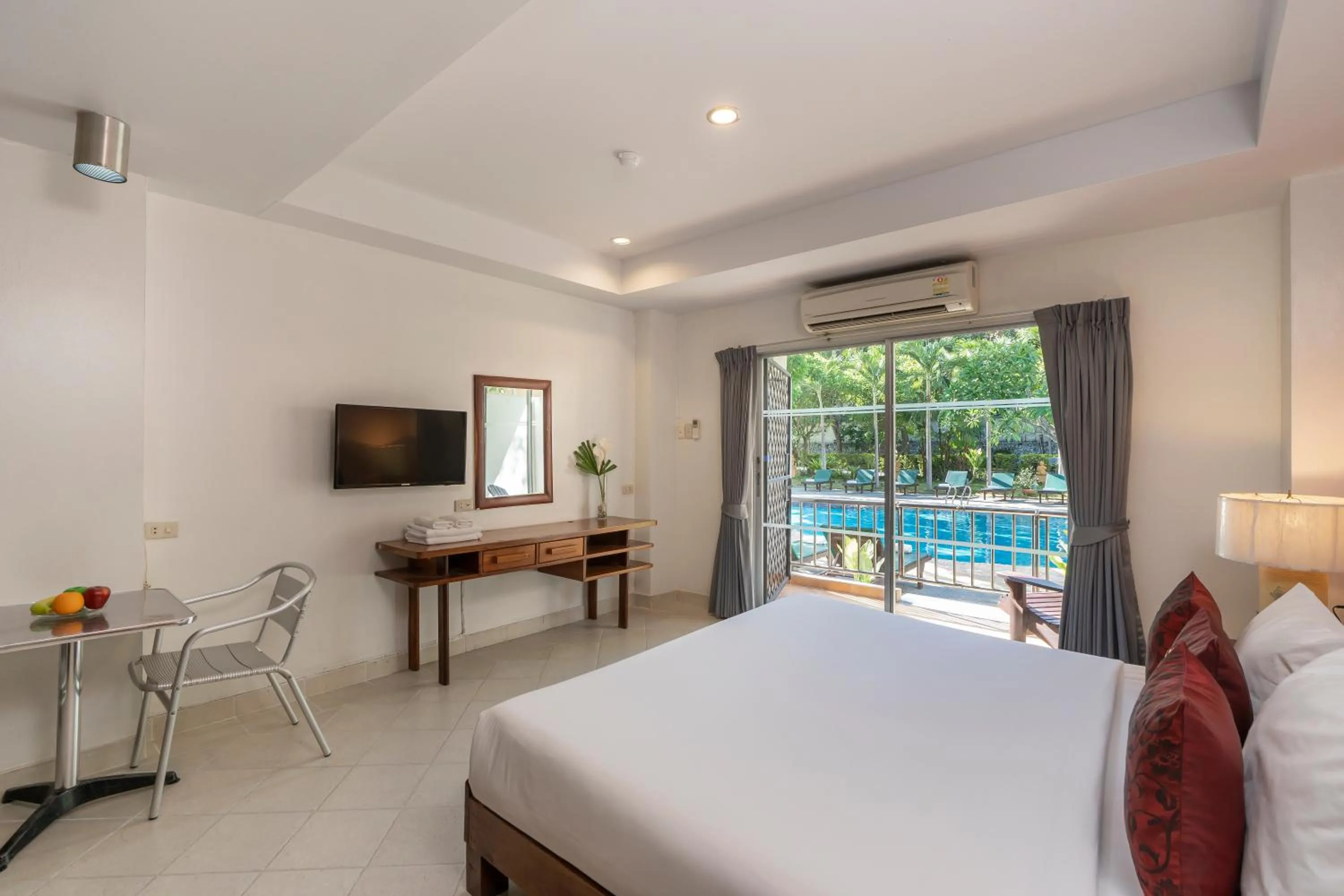 Swimming pool, Bed in Bella Villa Pattaya 3rd Road