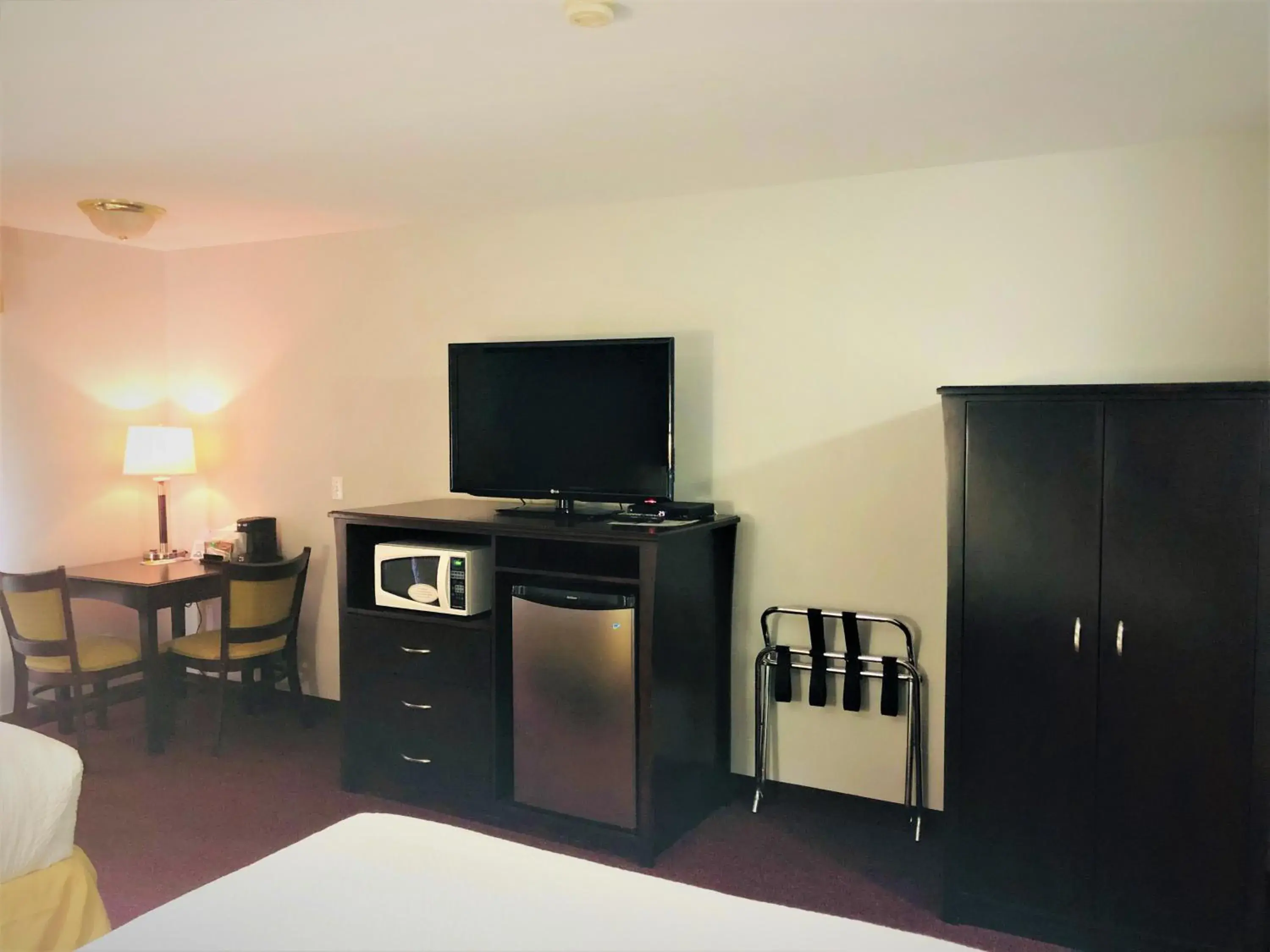 Communal lounge/ TV room, Bed in Days Inn by Wyndham Kamloops BC Communal lounge/ TV room, Bed in Days Inn by Wyndham Kamloops BC