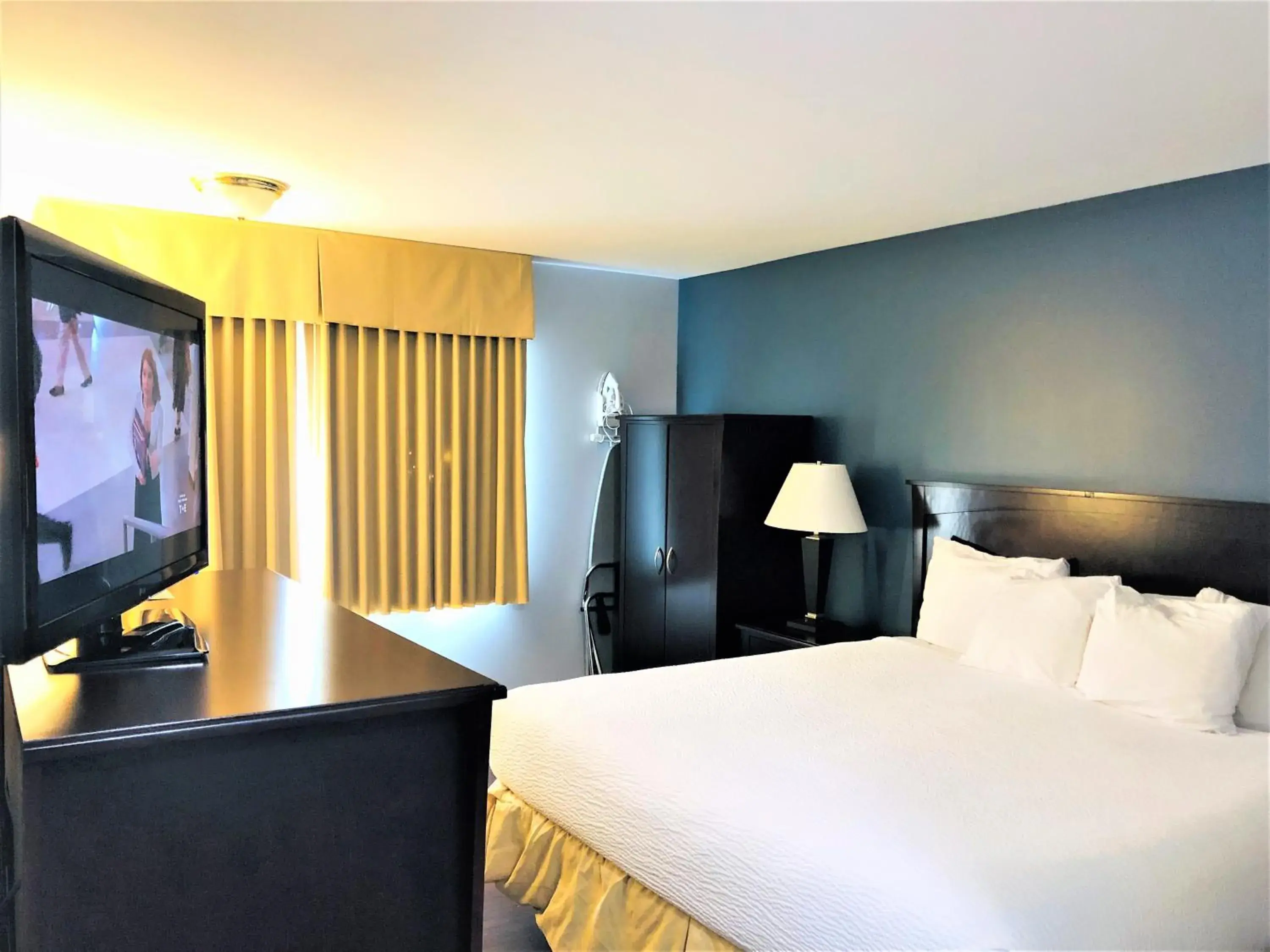 Bed in Days Inn by Wyndham Kamloops BC Bed in Days Inn by Wyndham Kamloops BC