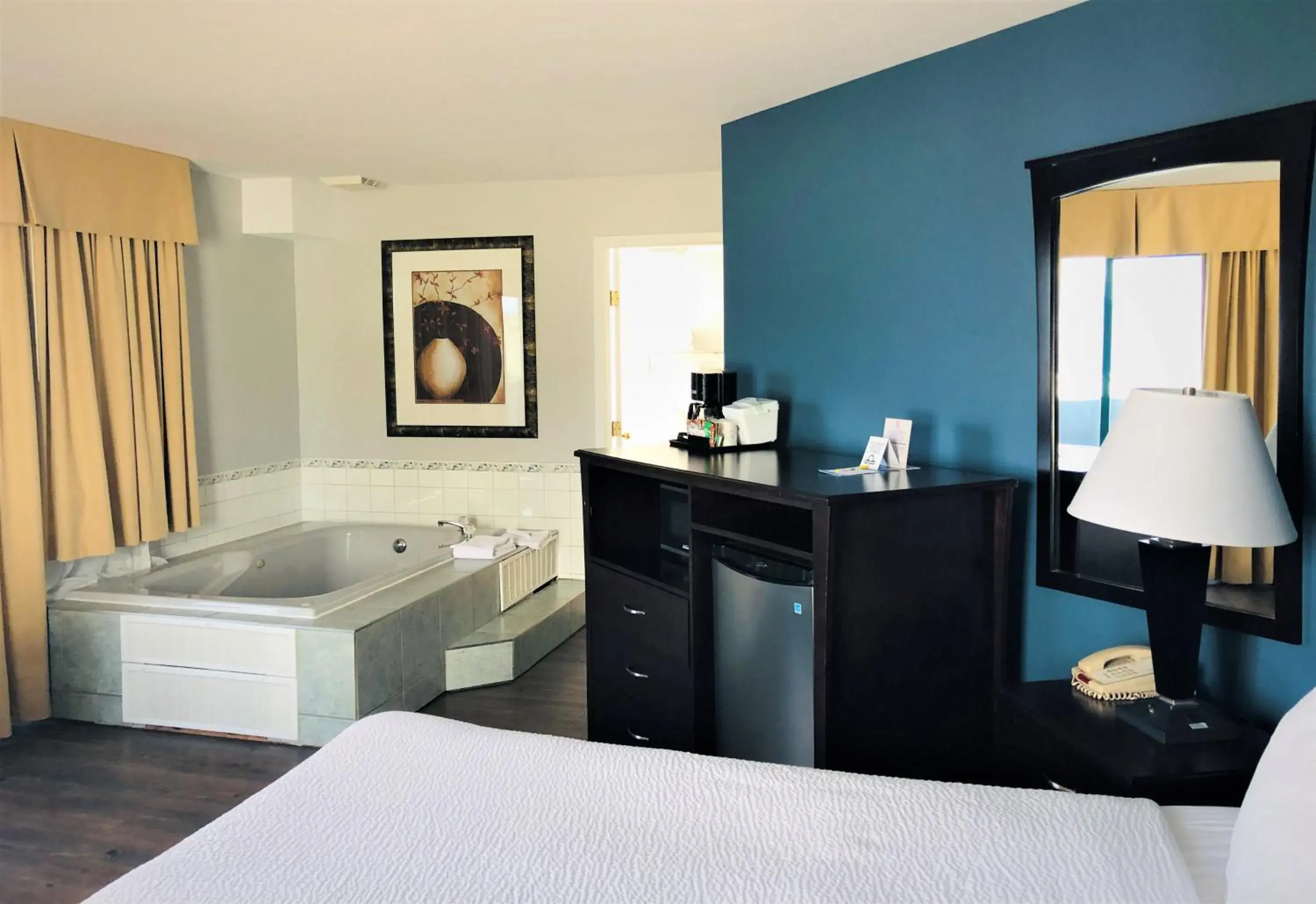 Hot Tub, Bed in Days Inn by Wyndham Kamloops BC Hot Tub, Bed in Days Inn by Wyndham Kamloops BC