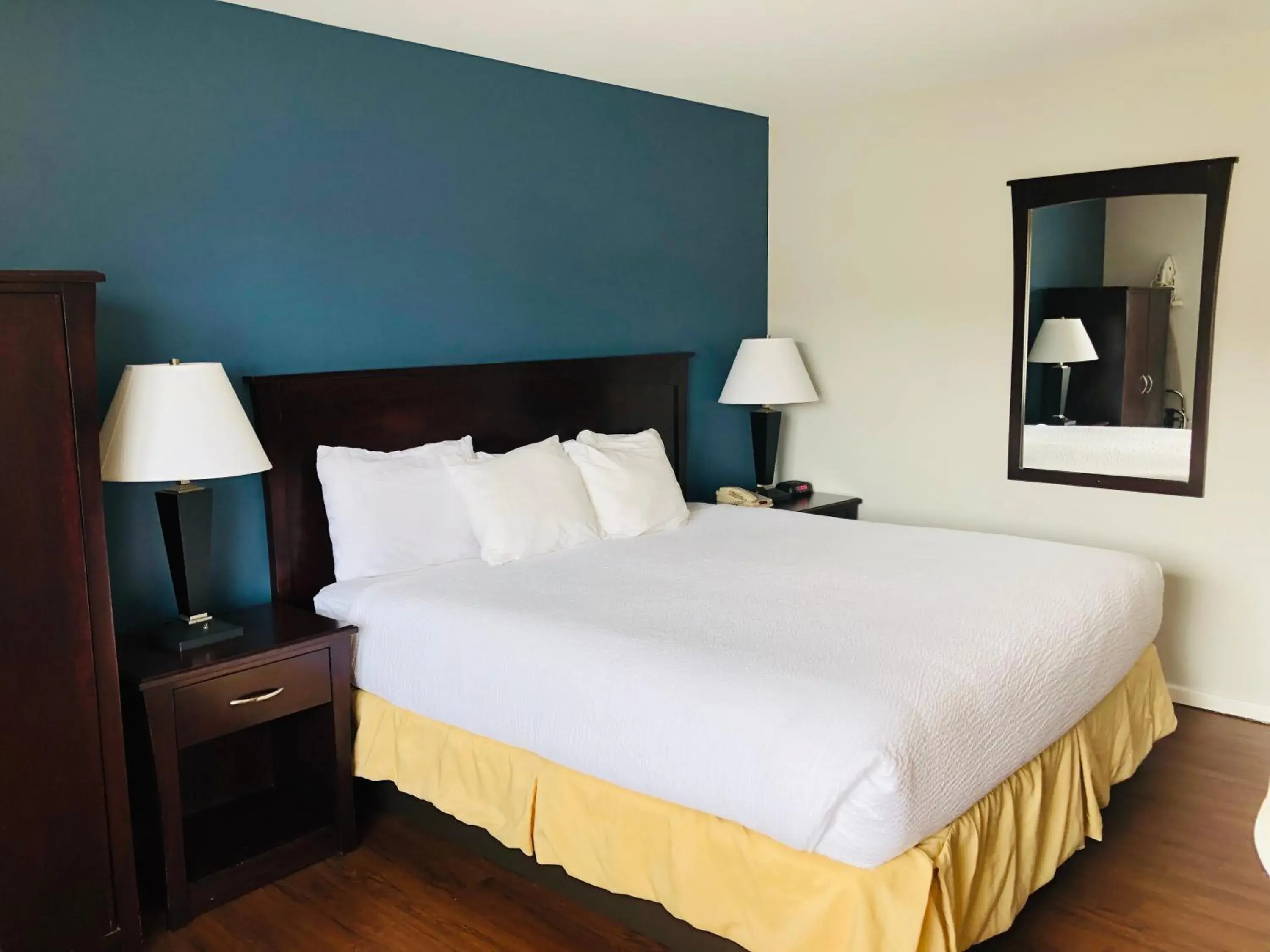Bed in Days Inn by Wyndham Kamloops BC Bed in Days Inn by Wyndham Kamloops BC