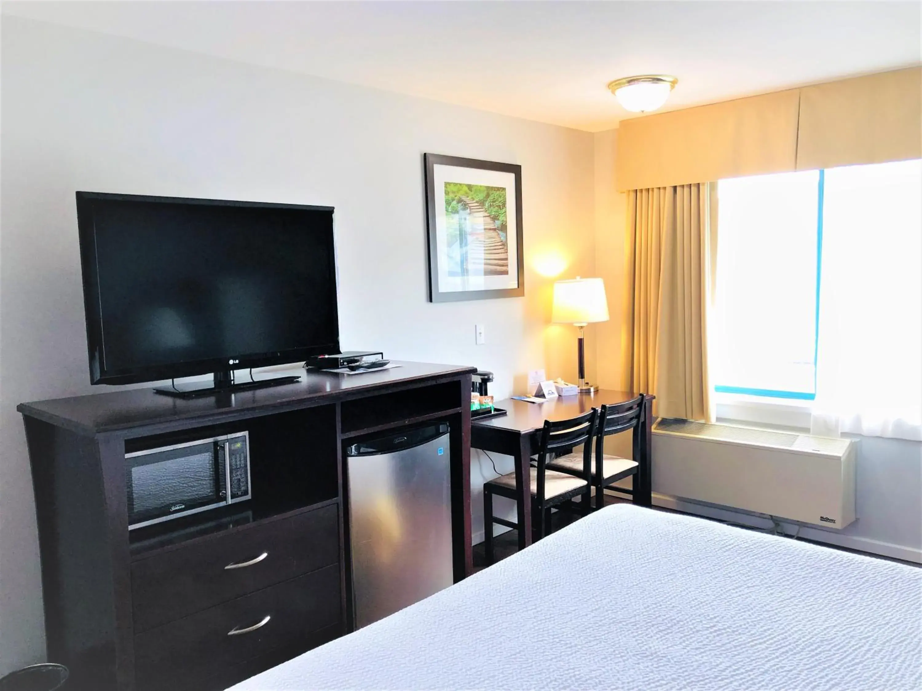 TV and multimedia, Bed in Days Inn by Wyndham Kamloops BC TV and multimedia, Bed in Days Inn by Wyndham Kamloops BC