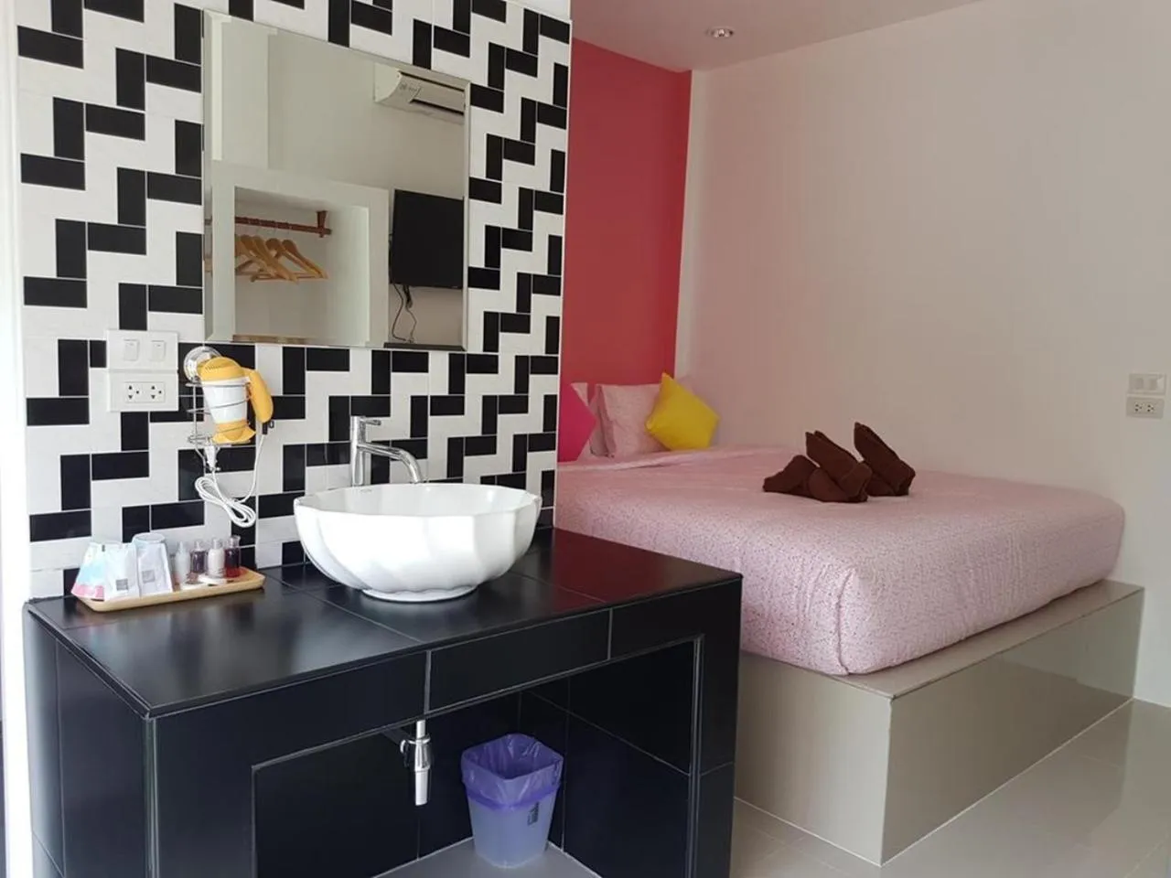 Photo of the whole room, Bed in Phannarai House