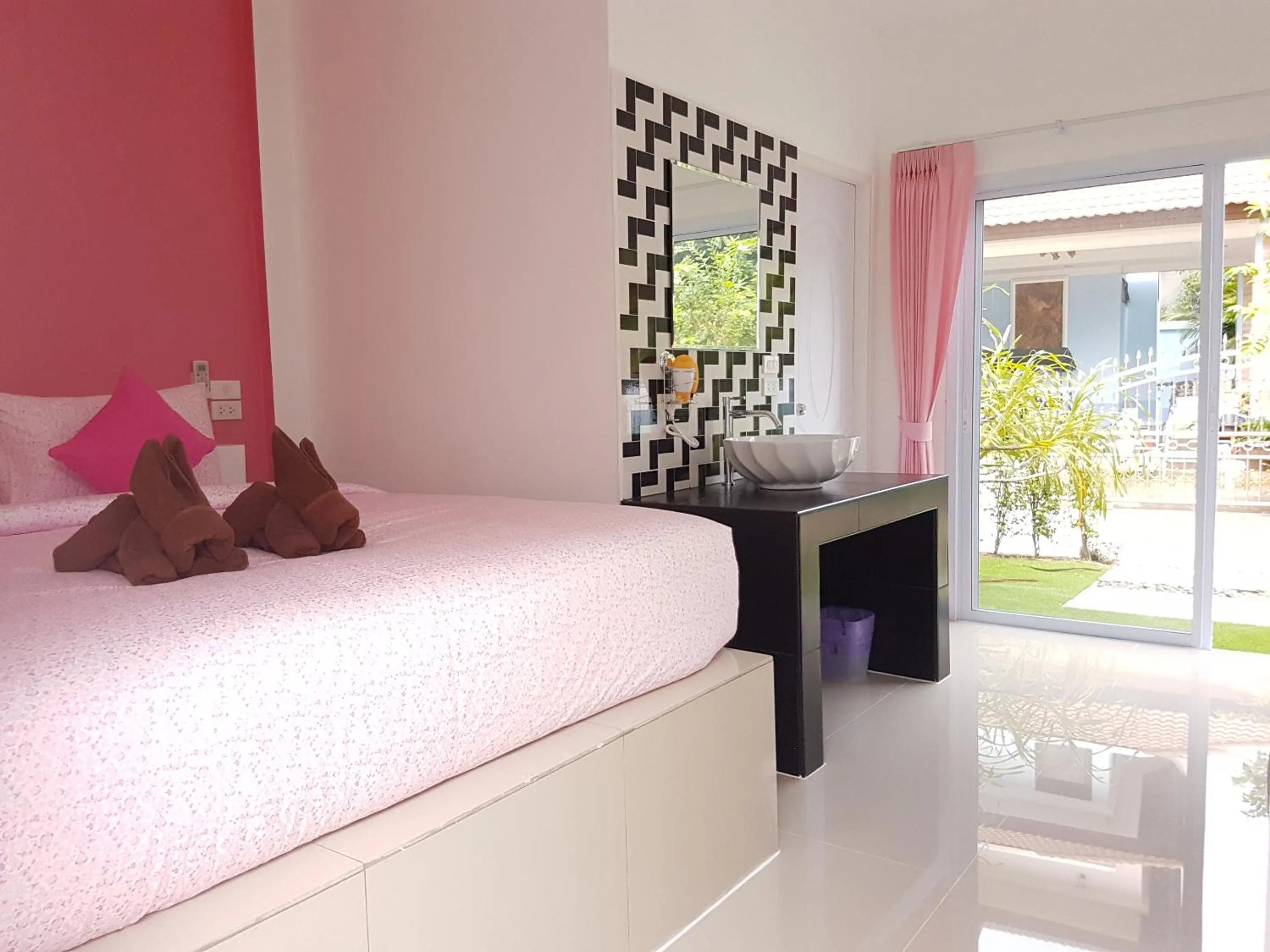 Bedroom, Bed in Phannarai House