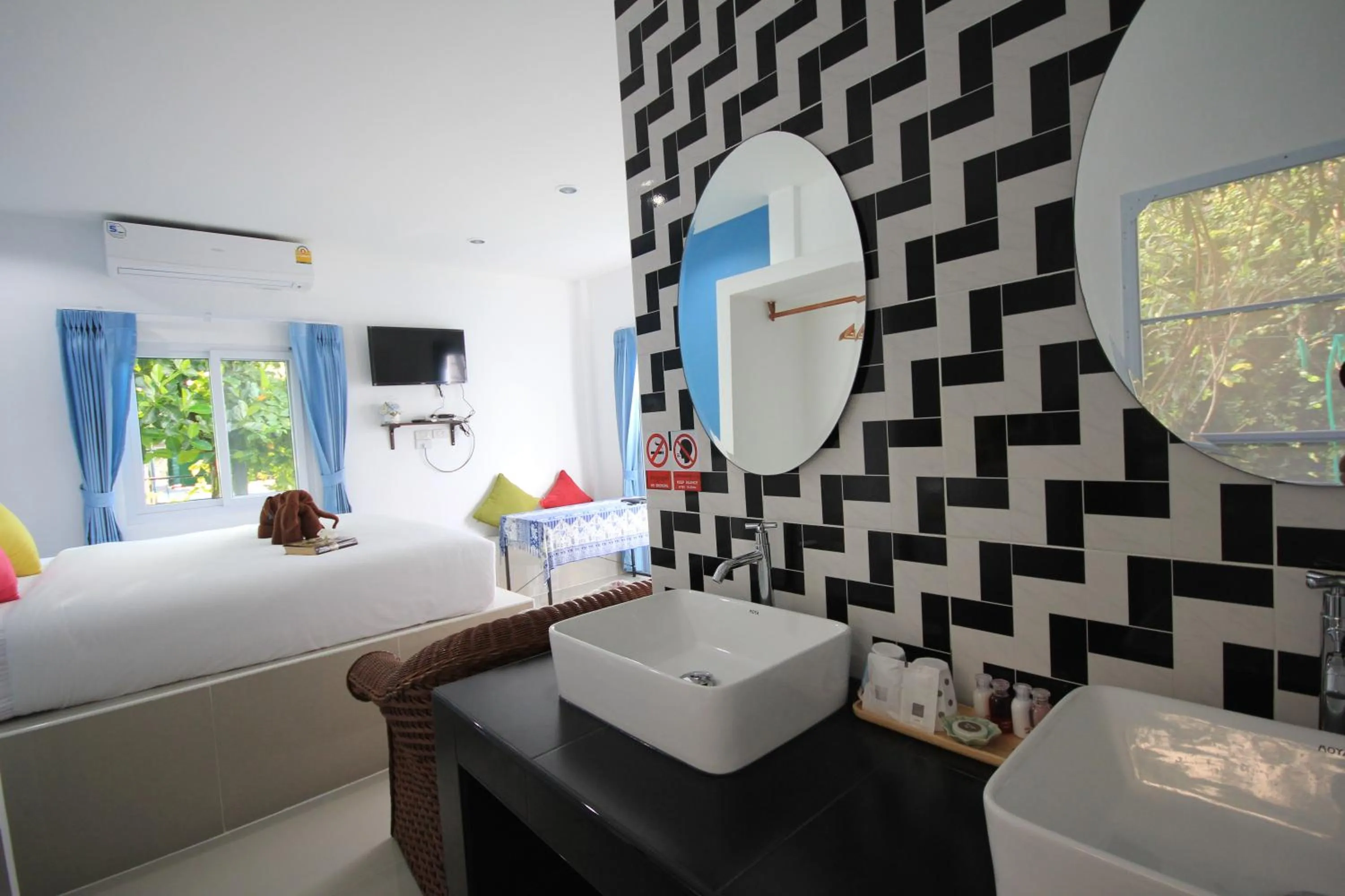 Photo of the whole room, Bed in Phannarai House