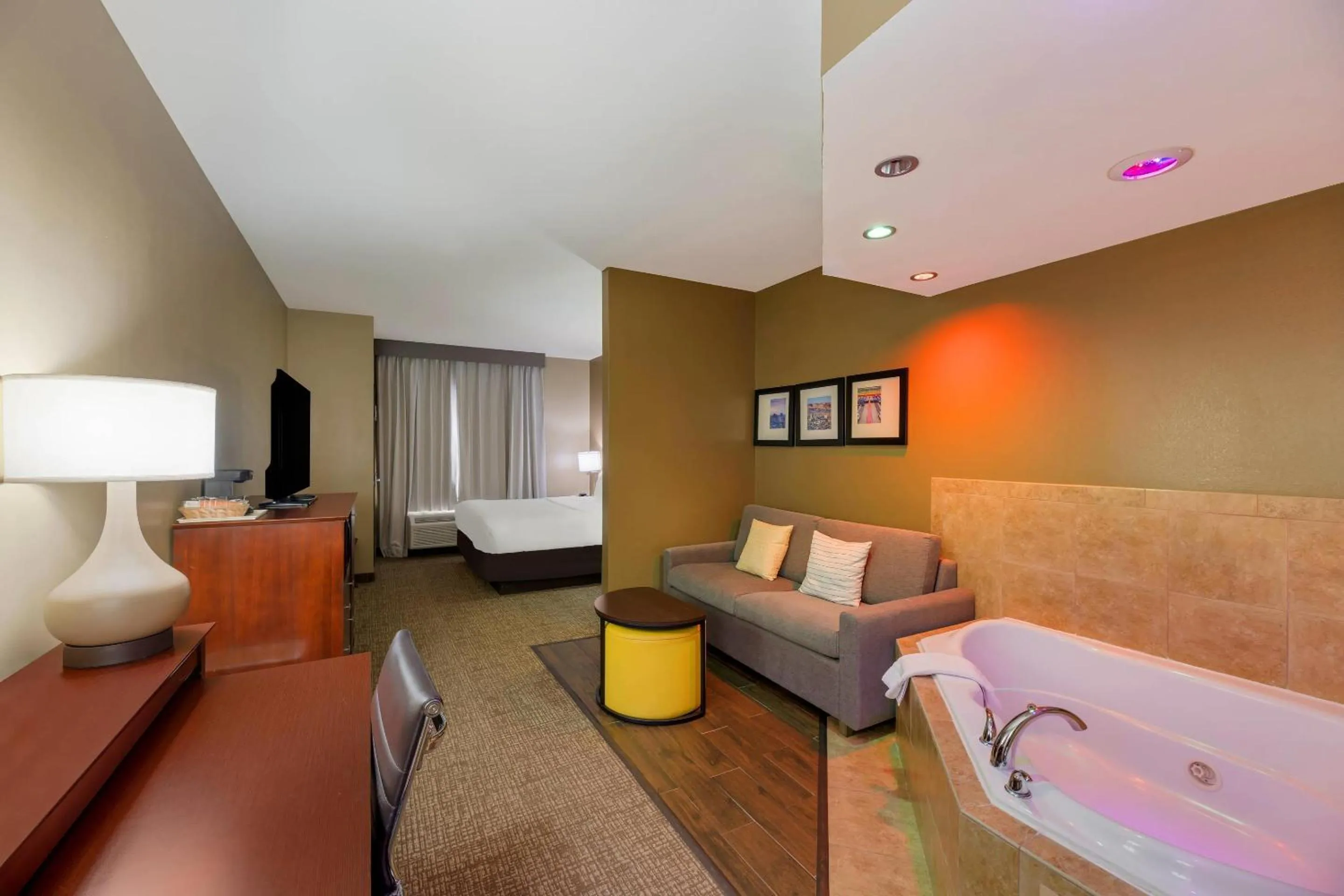 Bedroom, Bed in Comfort Suites El Paso West