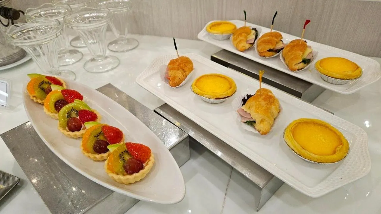 Restaurant/places to eat in The Four Wings Hotel Bangkok