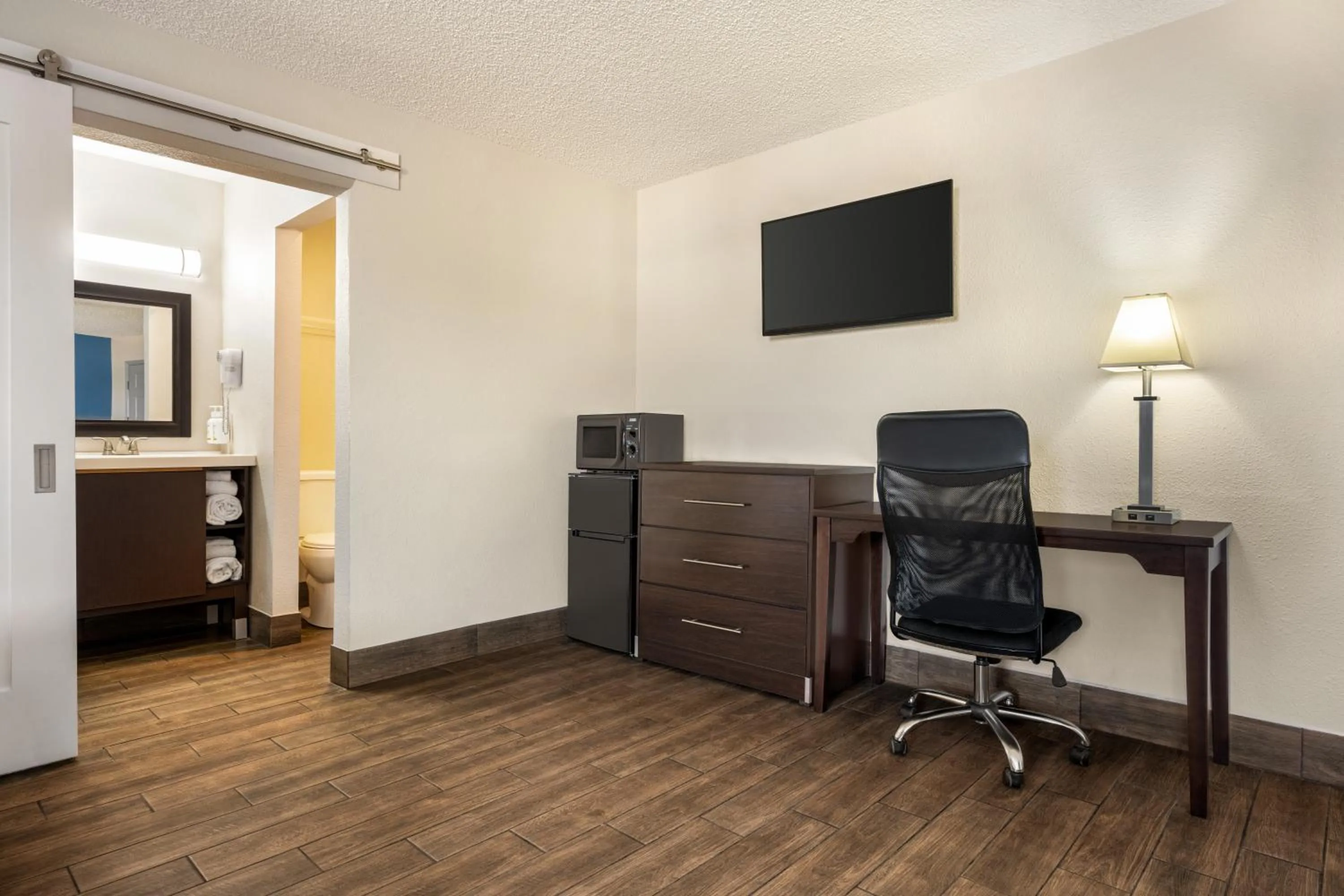 Bedroom in Baymont by Wyndham Kingman