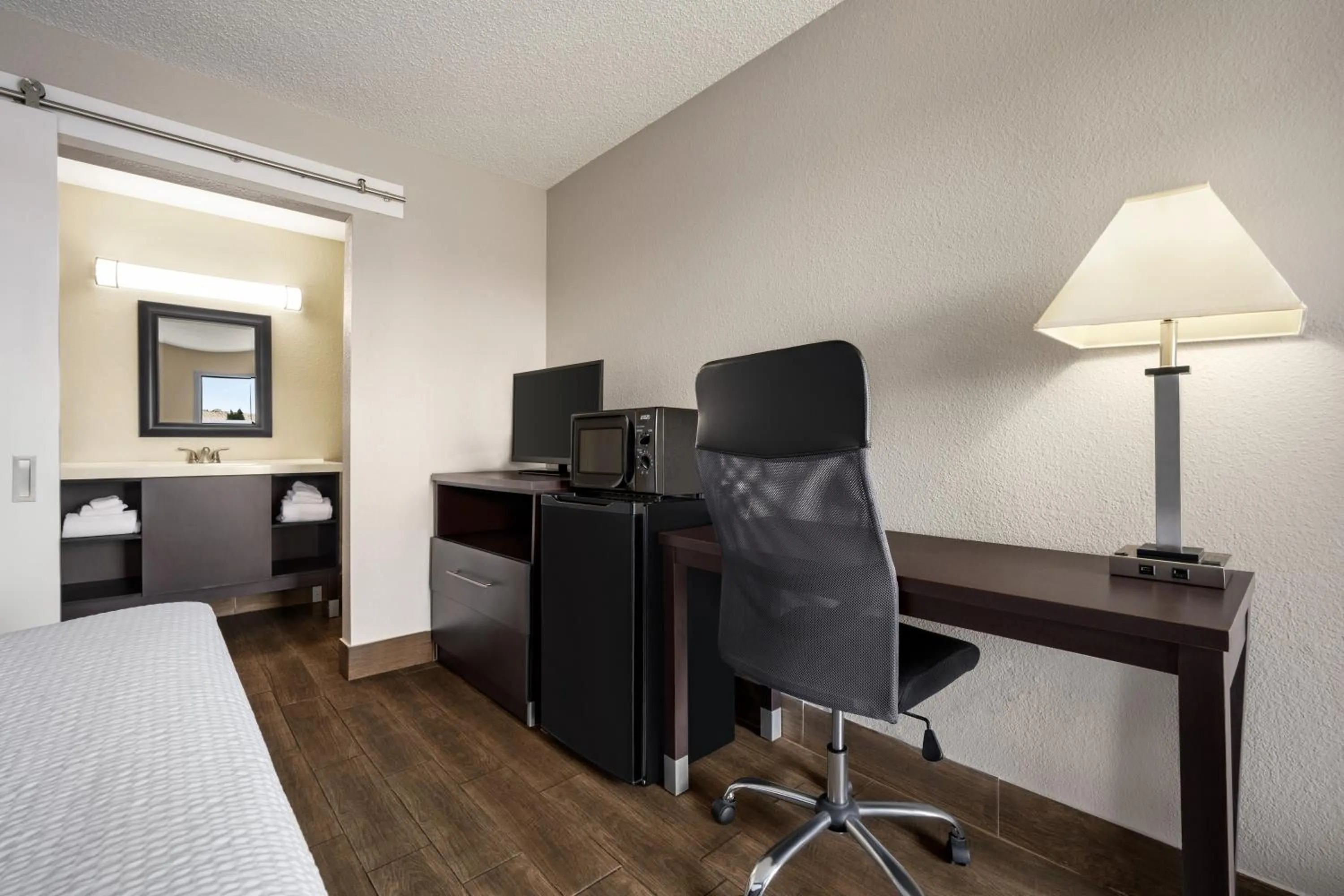 Bedroom, Bed in Baymont by Wyndham Kingman