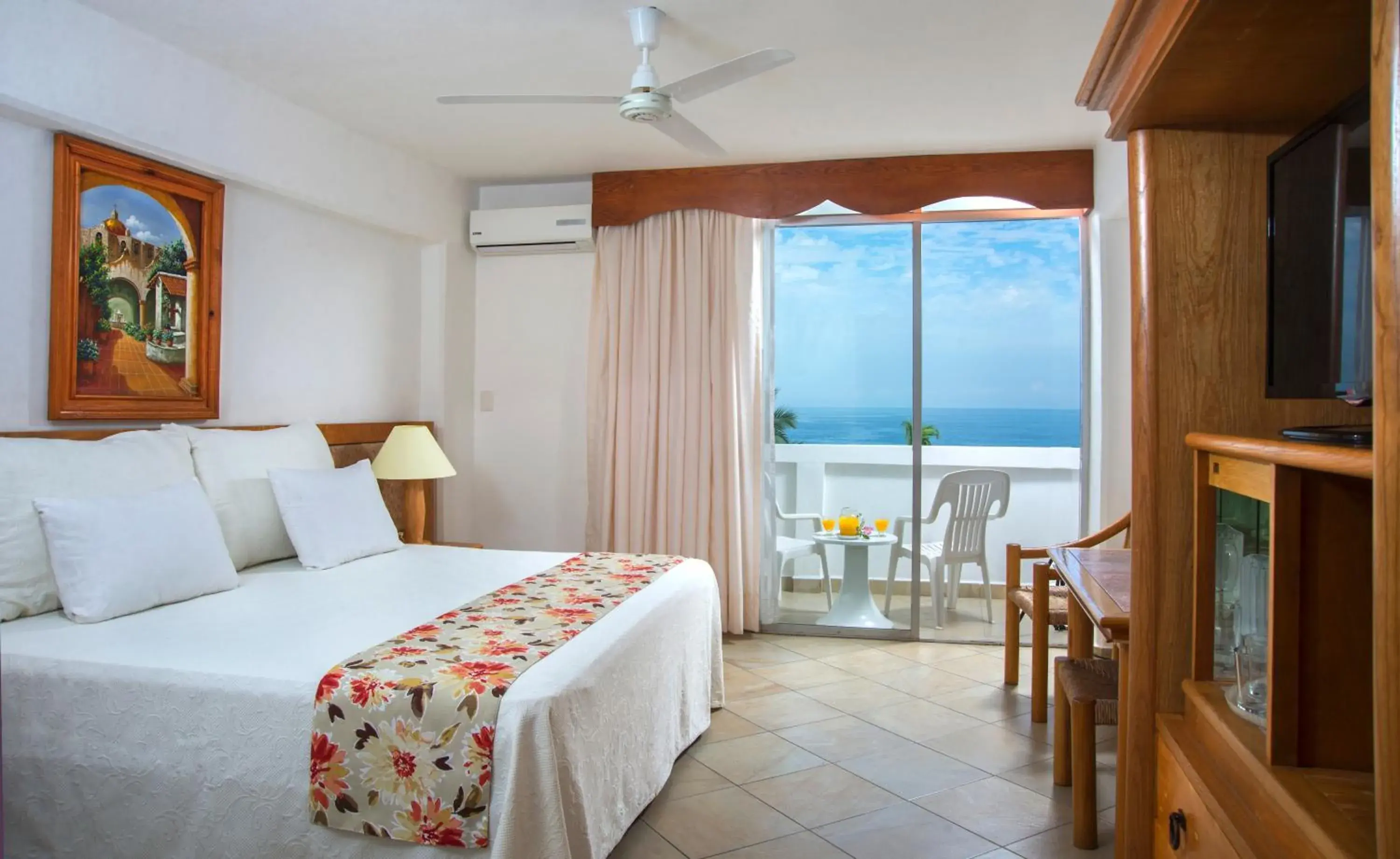 Bedroom, Bed in Tropicana Hotel Puerto Vallarta