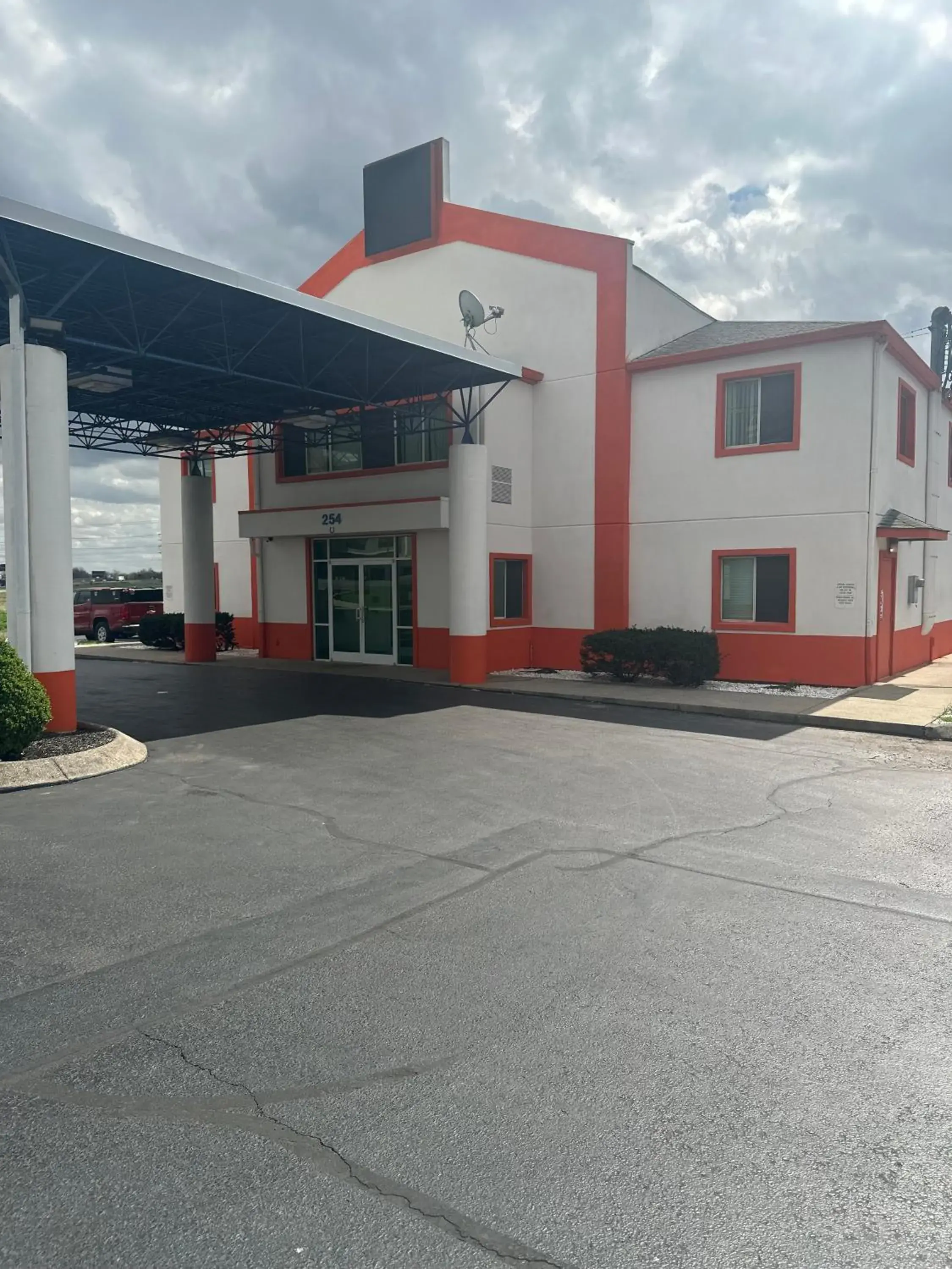 Property building in Howard Johnson by Wyndham Clarksville Tennessee Property building in Howard Johnson by Wyndham Clarksville Tennessee