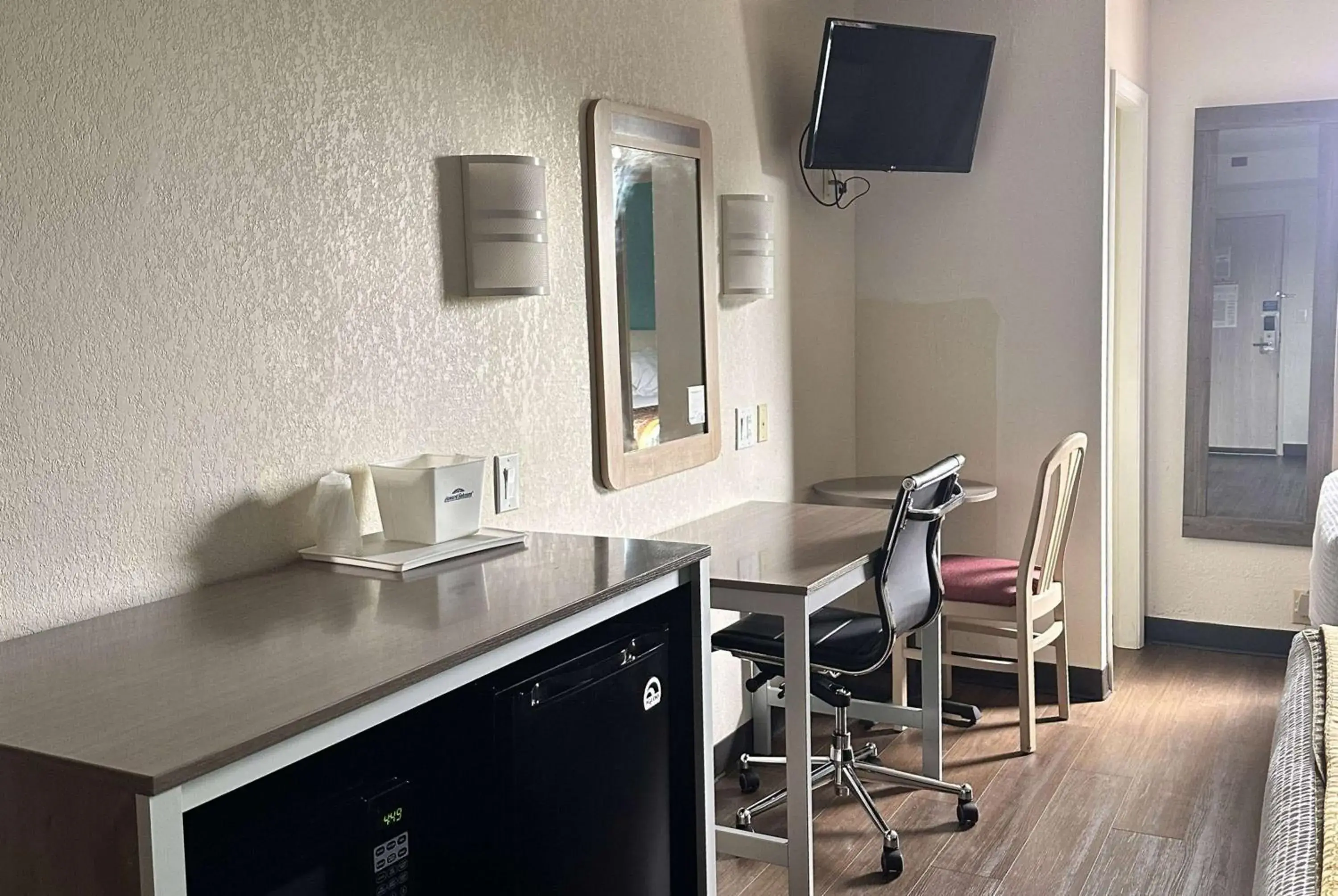 Photo of the whole room in Howard Johnson by Wyndham Clarksville Tennessee Photo of the whole room in Howard Johnson by Wyndham Clarksville Tennessee