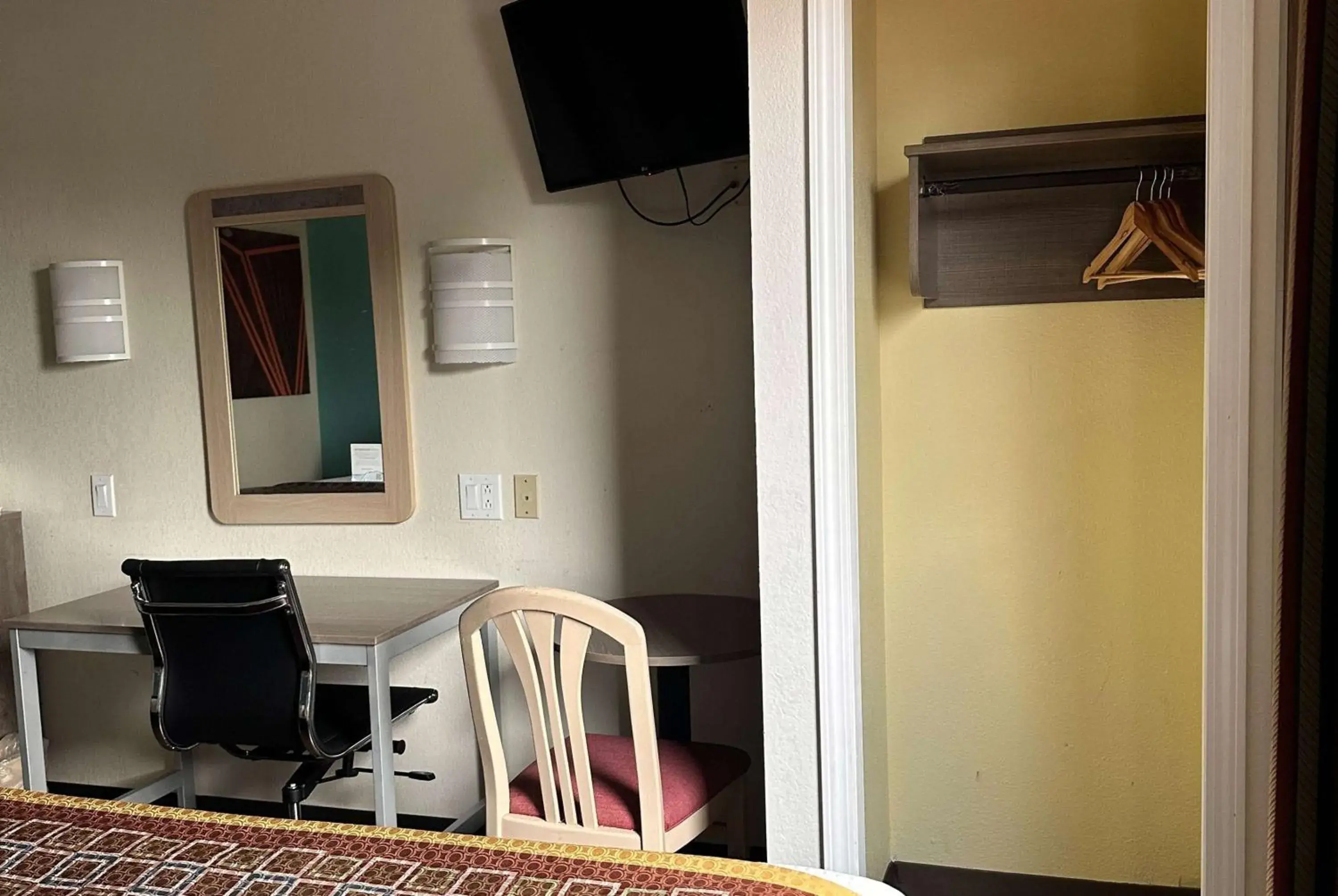 1 King Bed, Mobility Accessible Room, Bathtub w/ Grab Bars, Non-Smoking in Howard Johnson by Wyndham Clarksville Tennessee 1 King Bed, Mobility Accessible Room, Bathtub w/ Grab Bars, Non-Smoking in Howard Johnson by Wyndham Clarksville Tennessee
