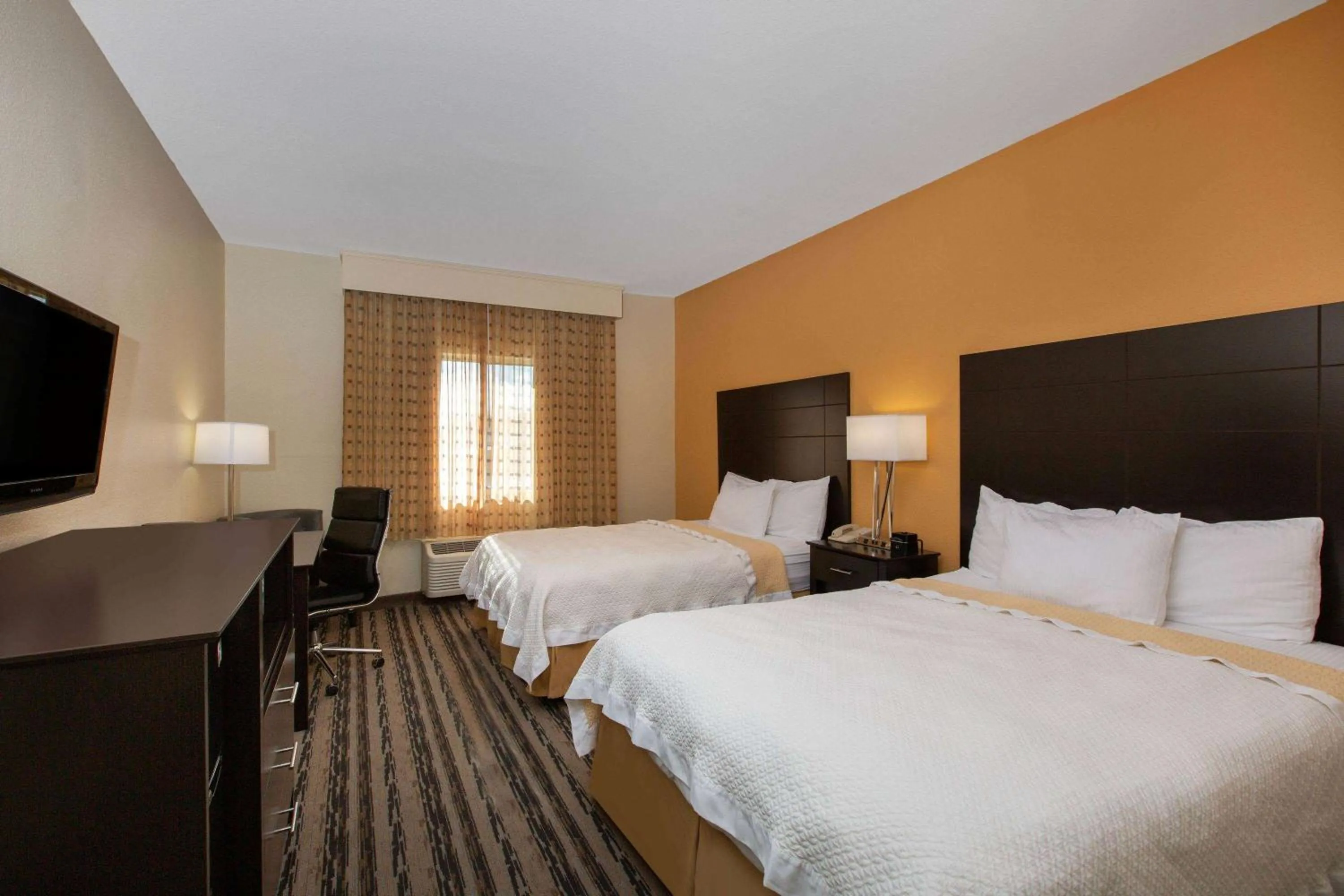 Photo of the whole room, Bed in La Quinta Inn by Wyndham Lincoln