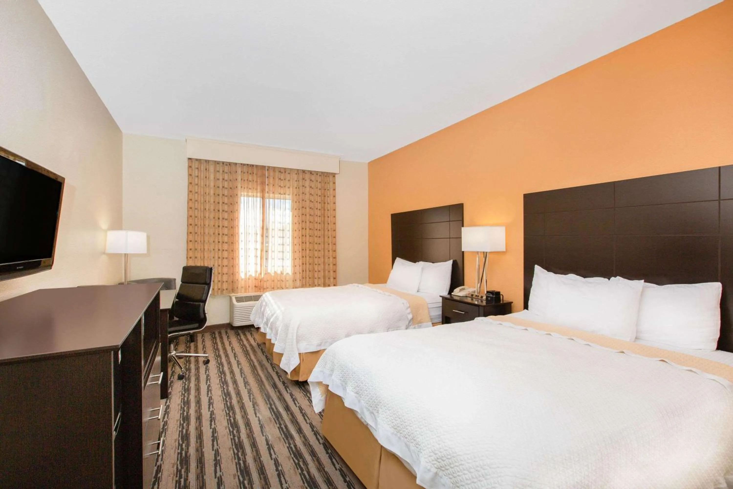 Photo of the whole room, Bed in La Quinta Inn by Wyndham Lincoln