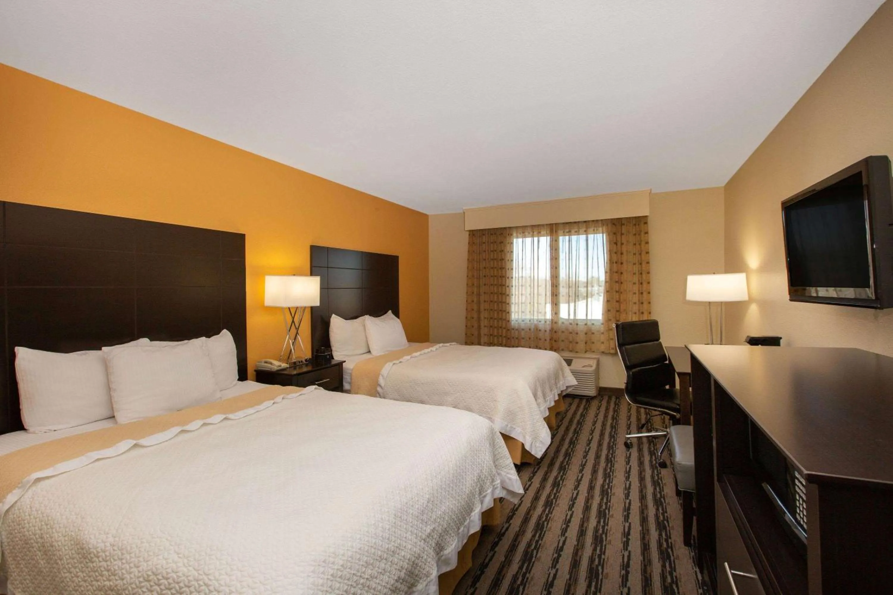 Photo of the whole room, Bed in La Quinta Inn by Wyndham Lincoln