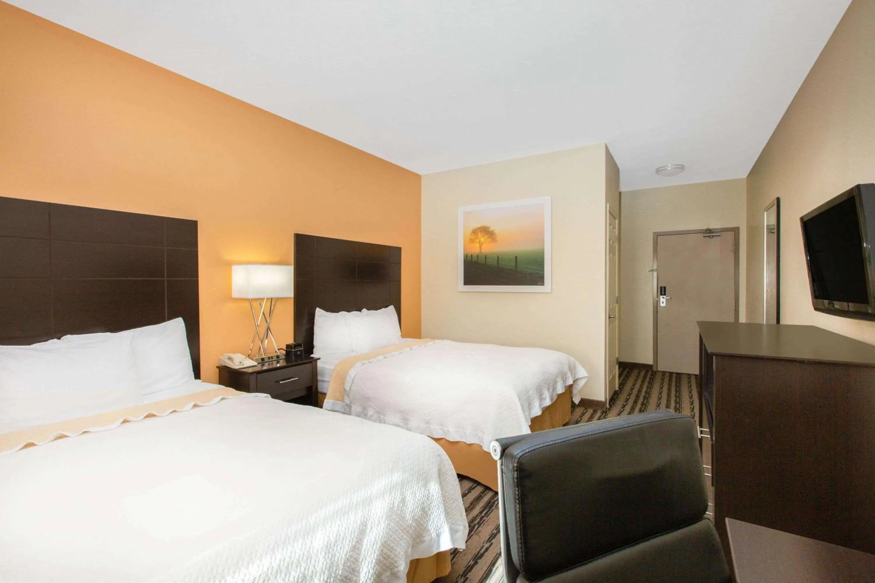 Photo of the whole room, Bed in La Quinta Inn by Wyndham Lincoln