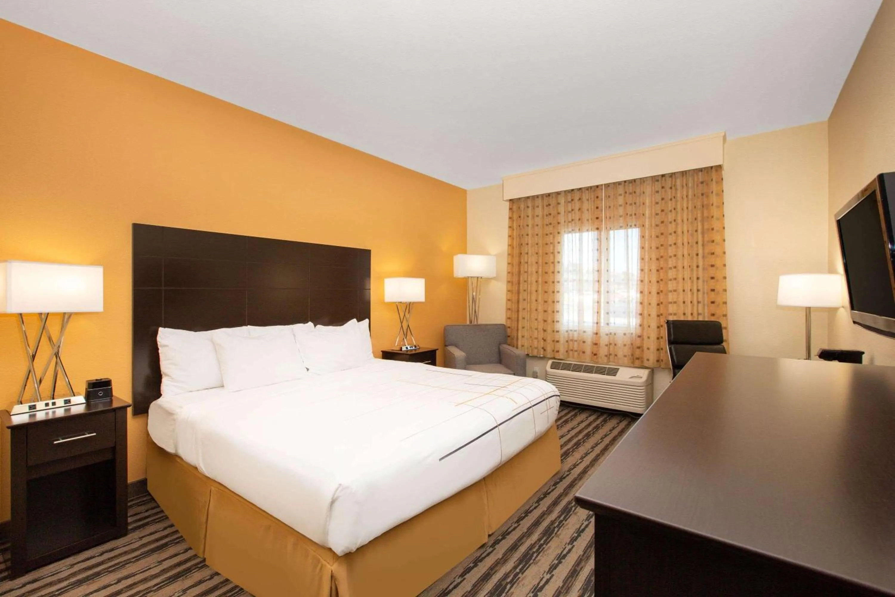 Photo of the whole room, Bed in La Quinta Inn by Wyndham Lincoln