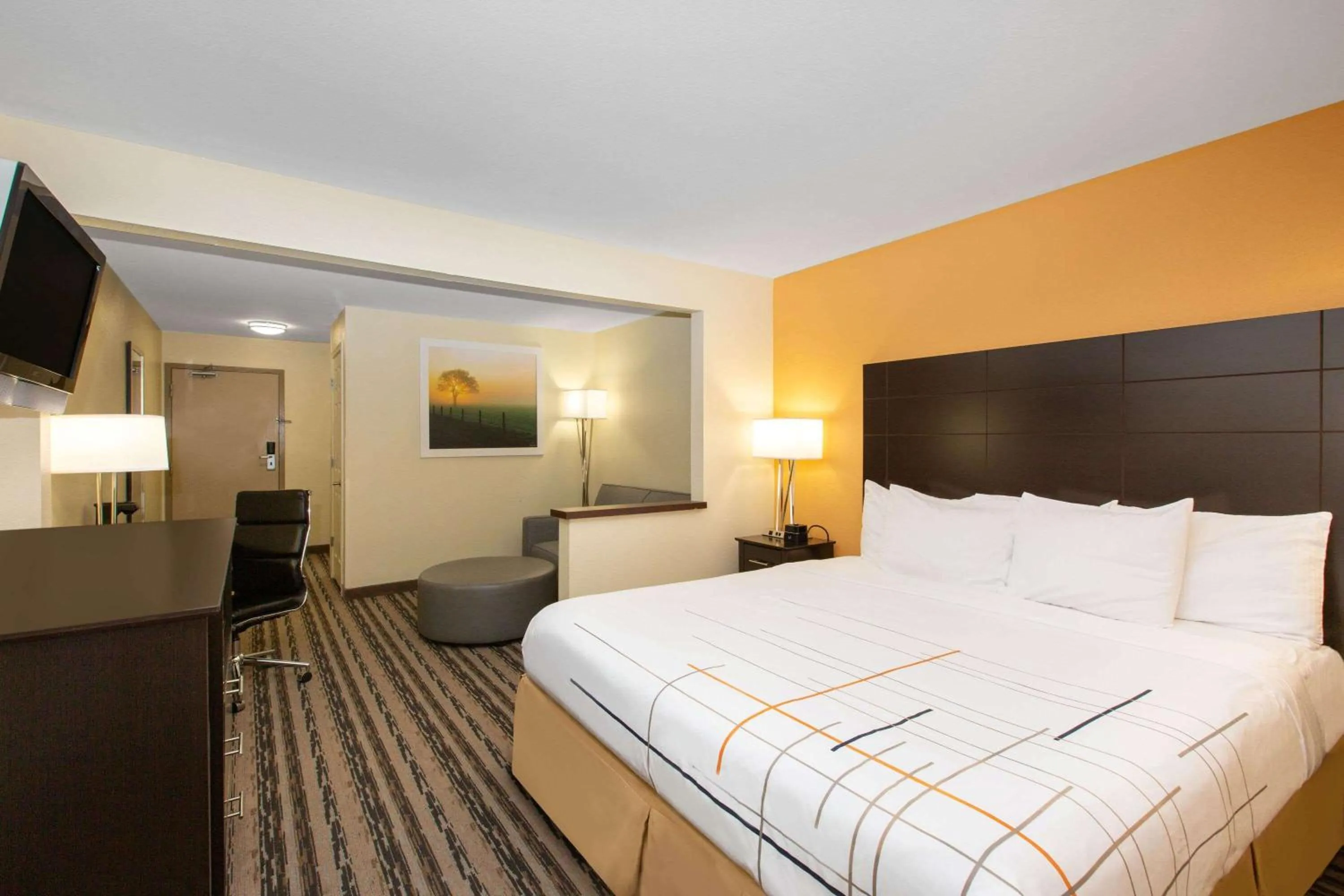 Photo of the whole room, Bed in La Quinta Inn by Wyndham Lincoln