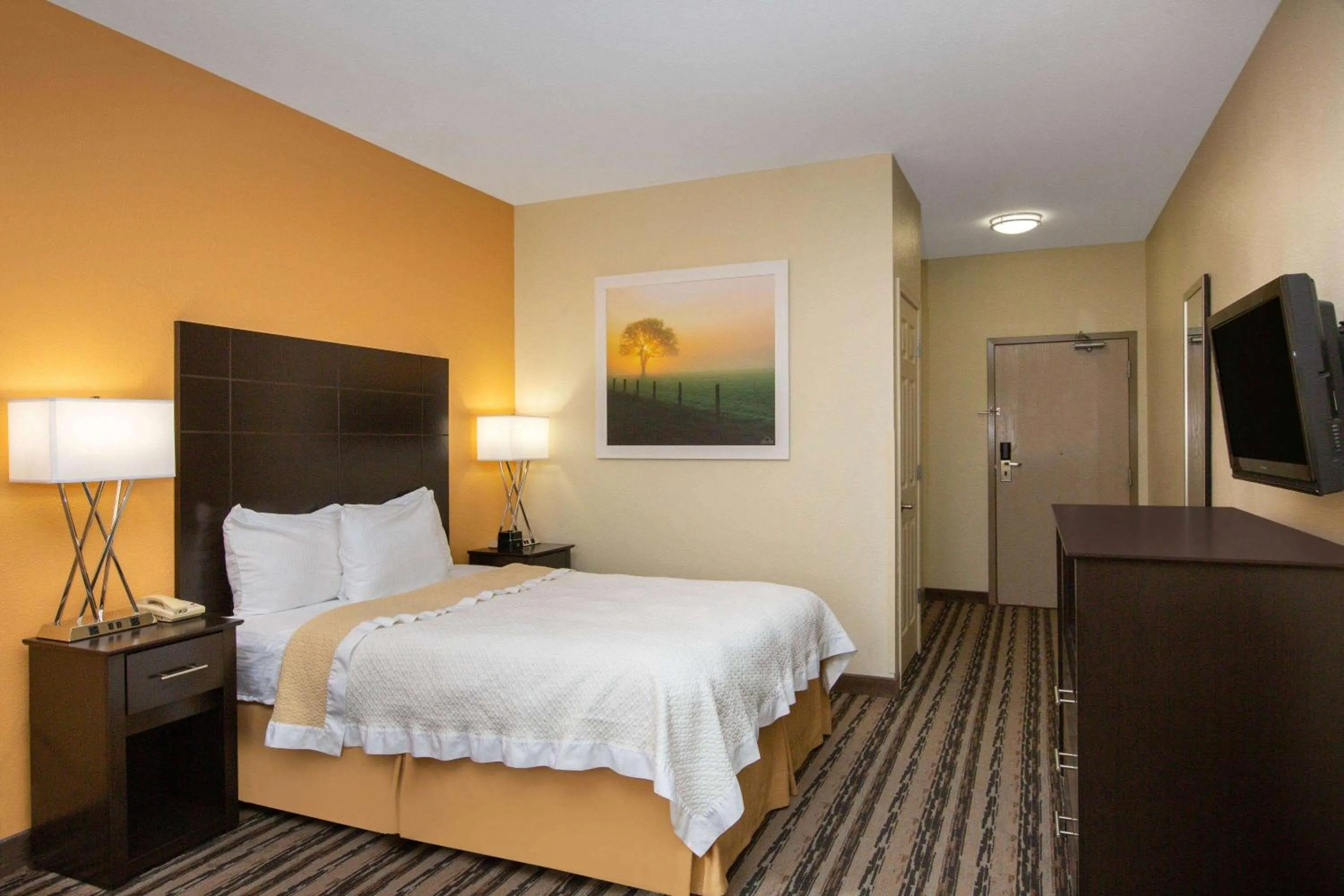 Photo of the whole room, Bed in La Quinta Inn by Wyndham Lincoln