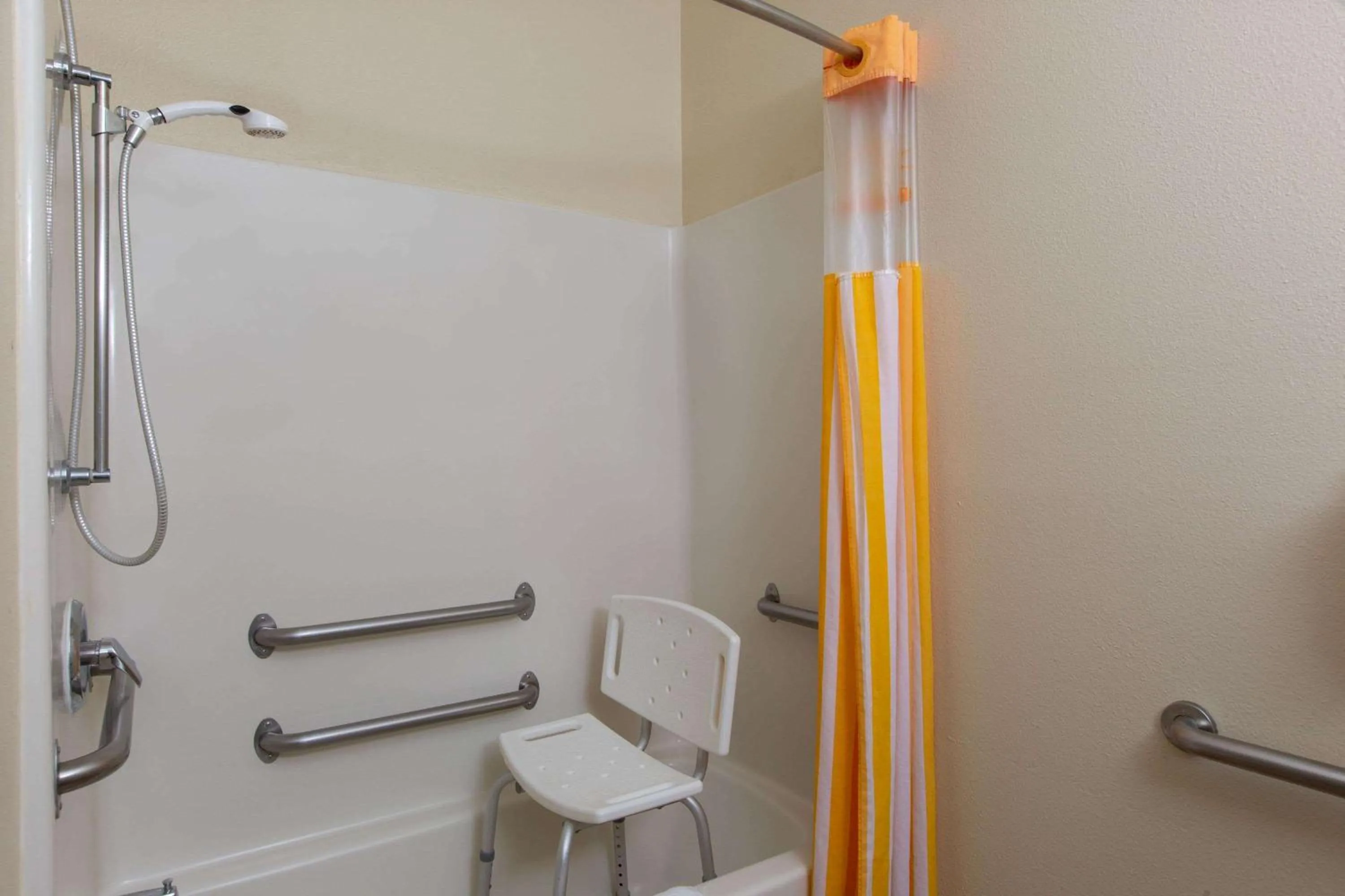 Bathroom in La Quinta Inn by Wyndham Lincoln