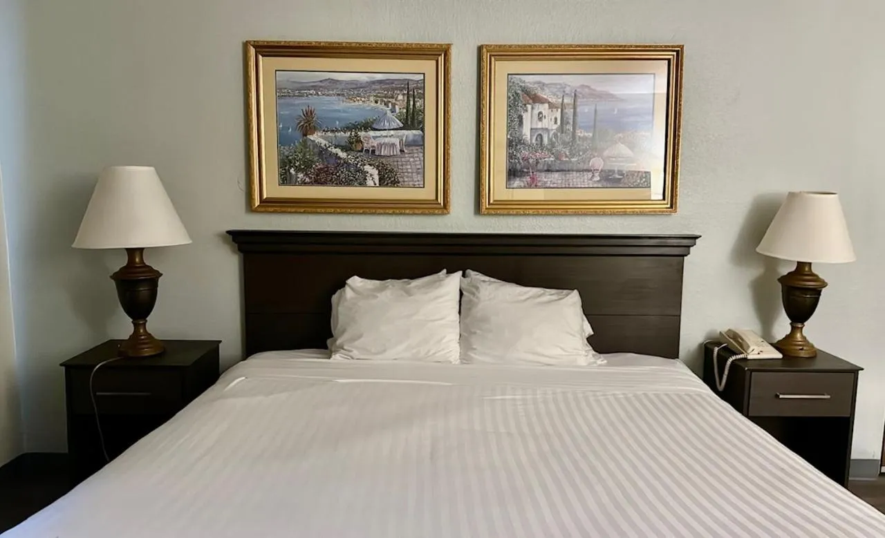 Bed in Ruskin Inn Tampa-Sun City Center
