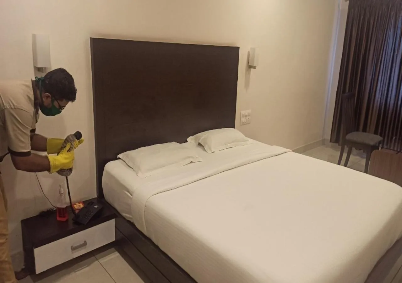 Staff, Bed in Traders Hotel - Kankanady, Mangalore