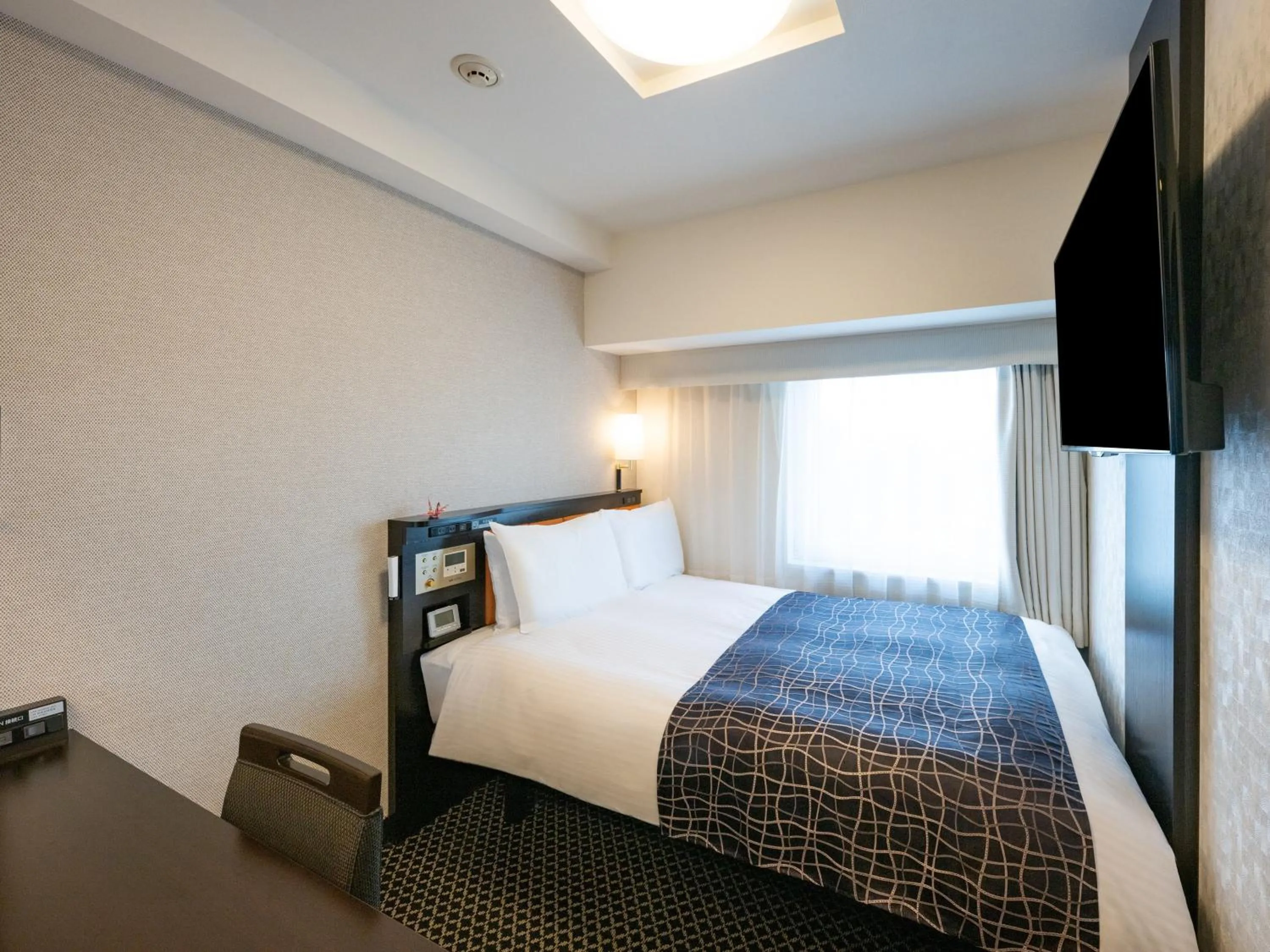 Photo of the whole room, Bed in APA Hotel & Resort Nishishinjuku Gochome Ekimae Tower - Formerly APA Hotel & Resort Nishishinjuku Gochome Eki Tower