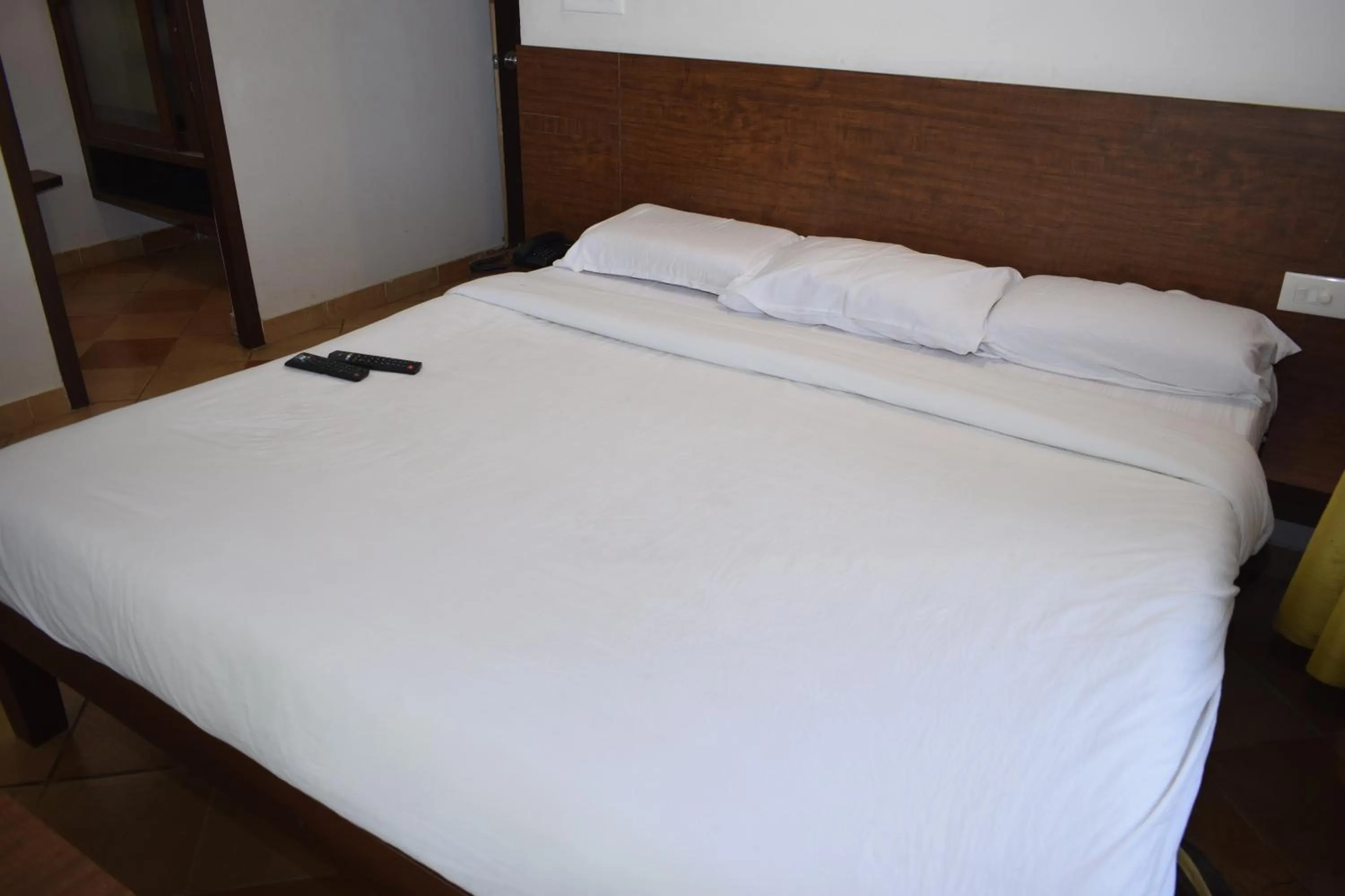 Photo of the whole room, Bed in River Valley Resort