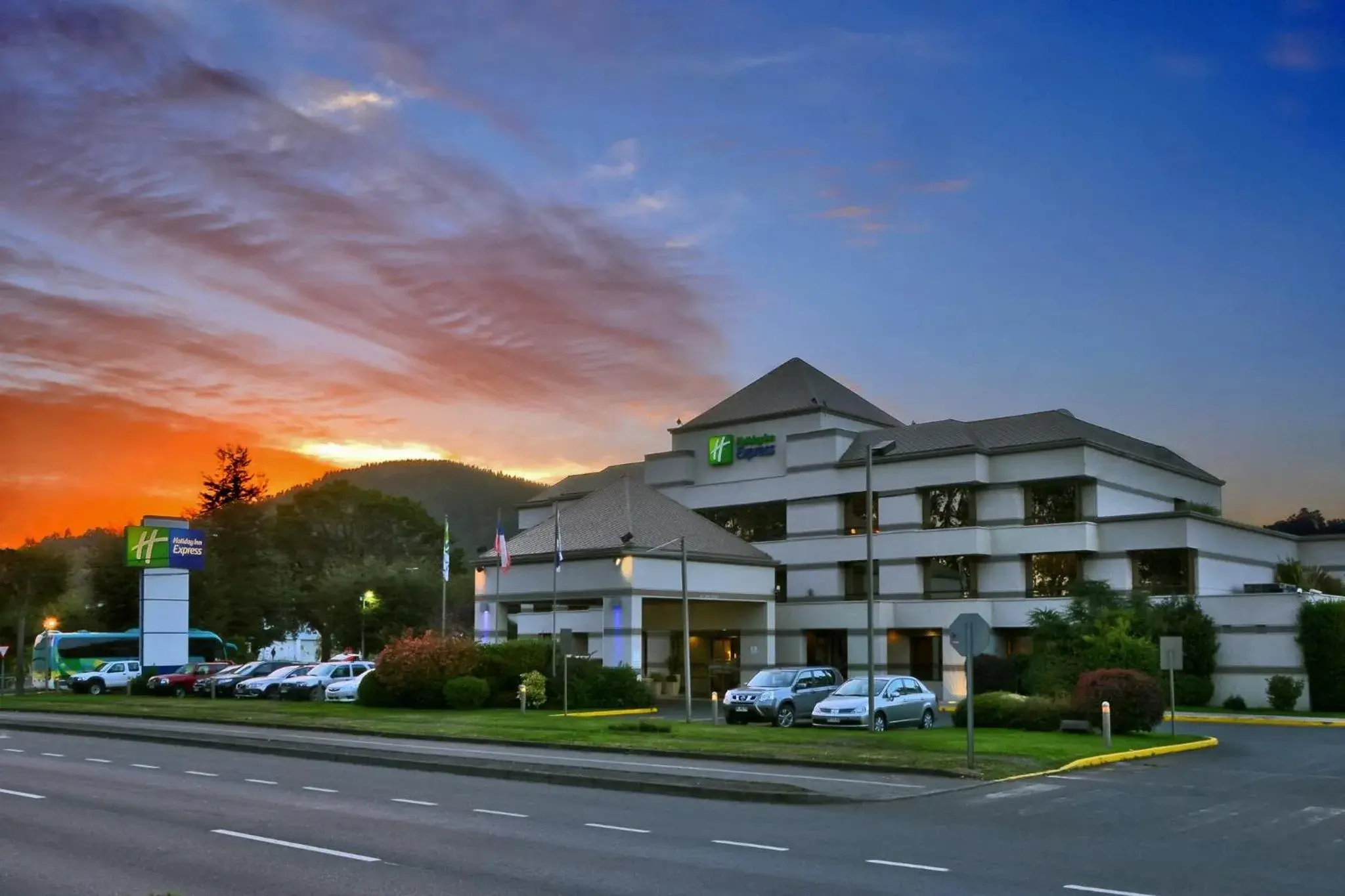 Property building in Holiday Inn Express - Temuco by IHG Property building in Holiday Inn Express - Temuco by IHG