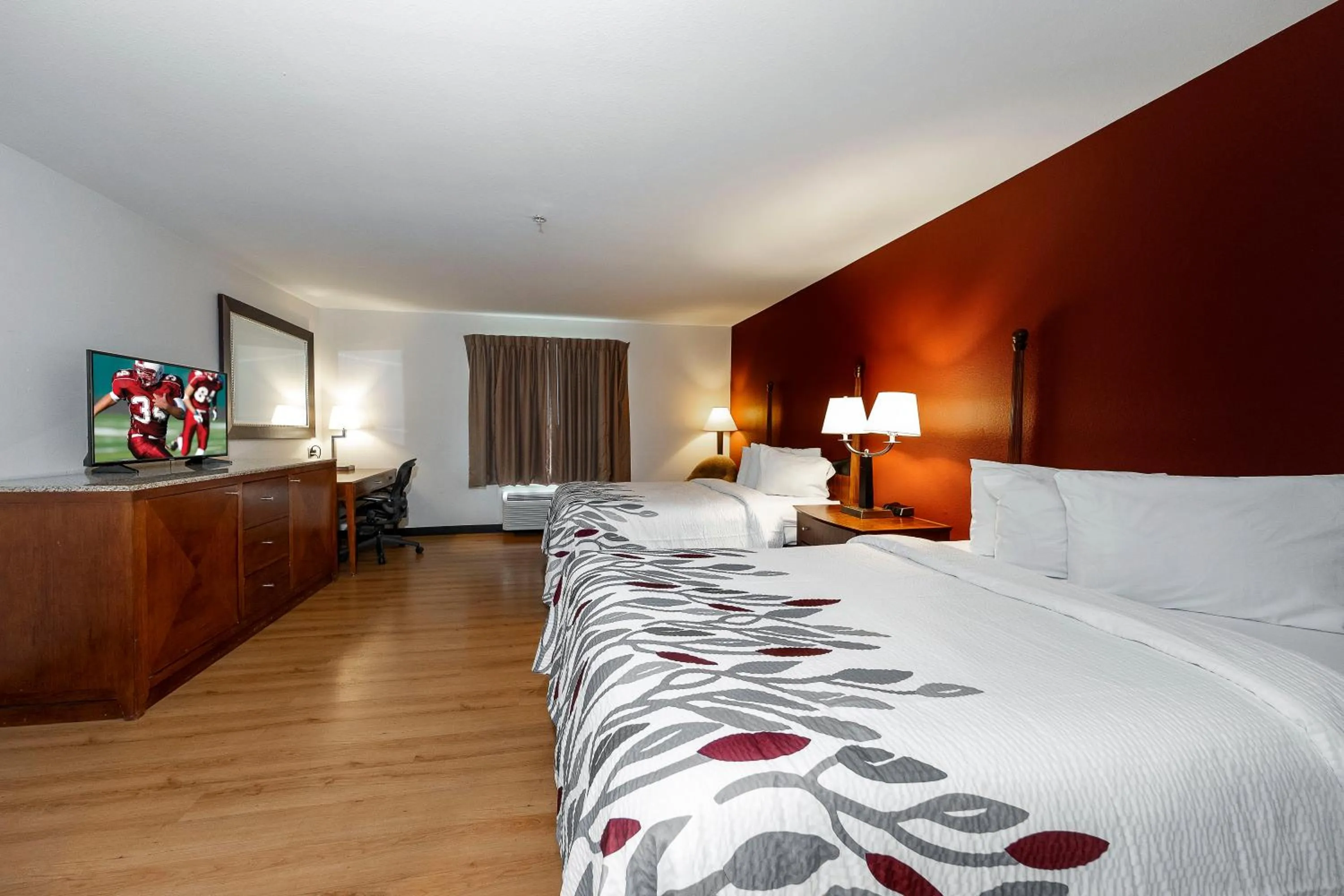 Photo of the whole room, Bed in Red Roof Inn & Suites Biloxi - Ocean Springs